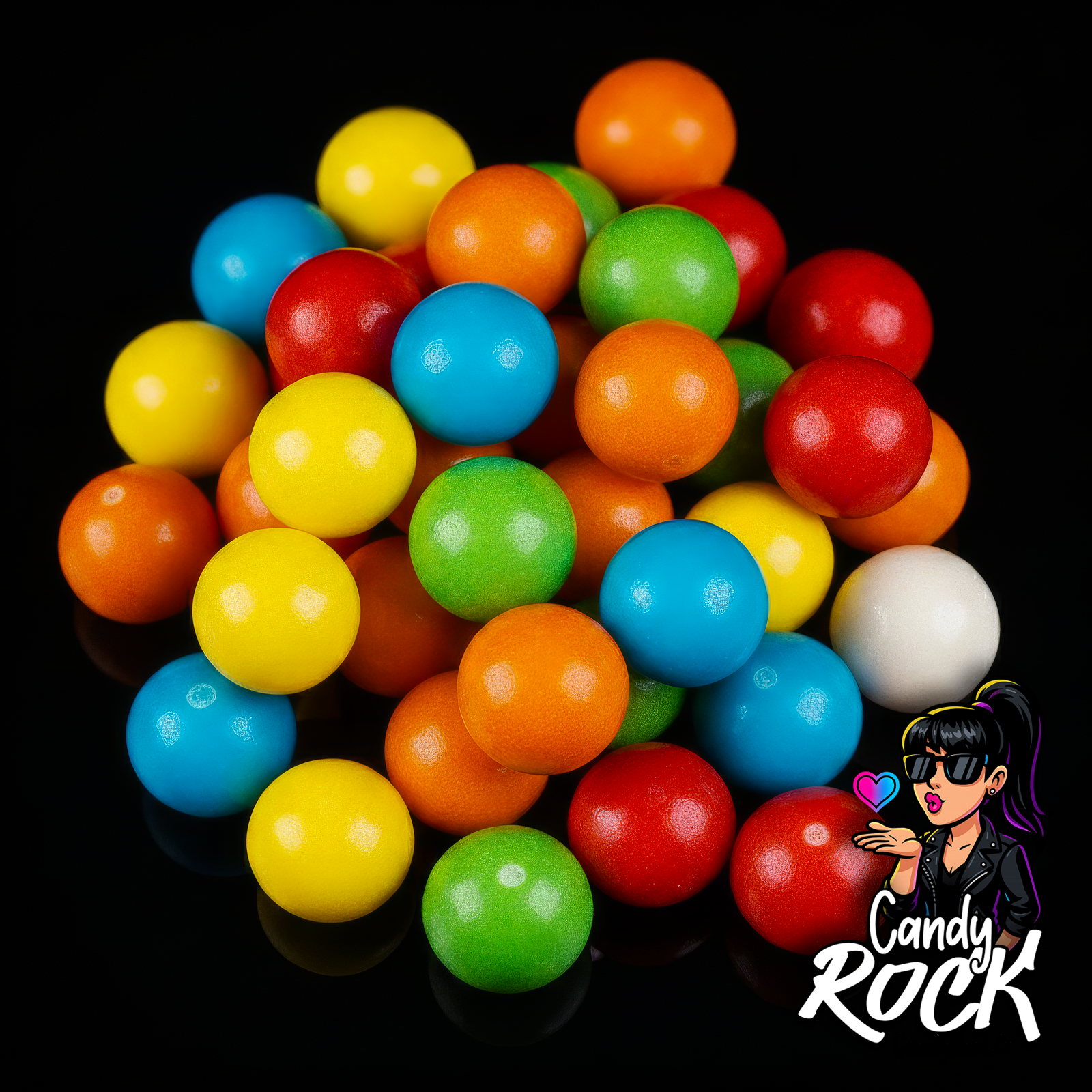 Boules de chewing-gum multicolores de 16 mm avec finition brillante, présentation pop sur fond noir, CandyRock.