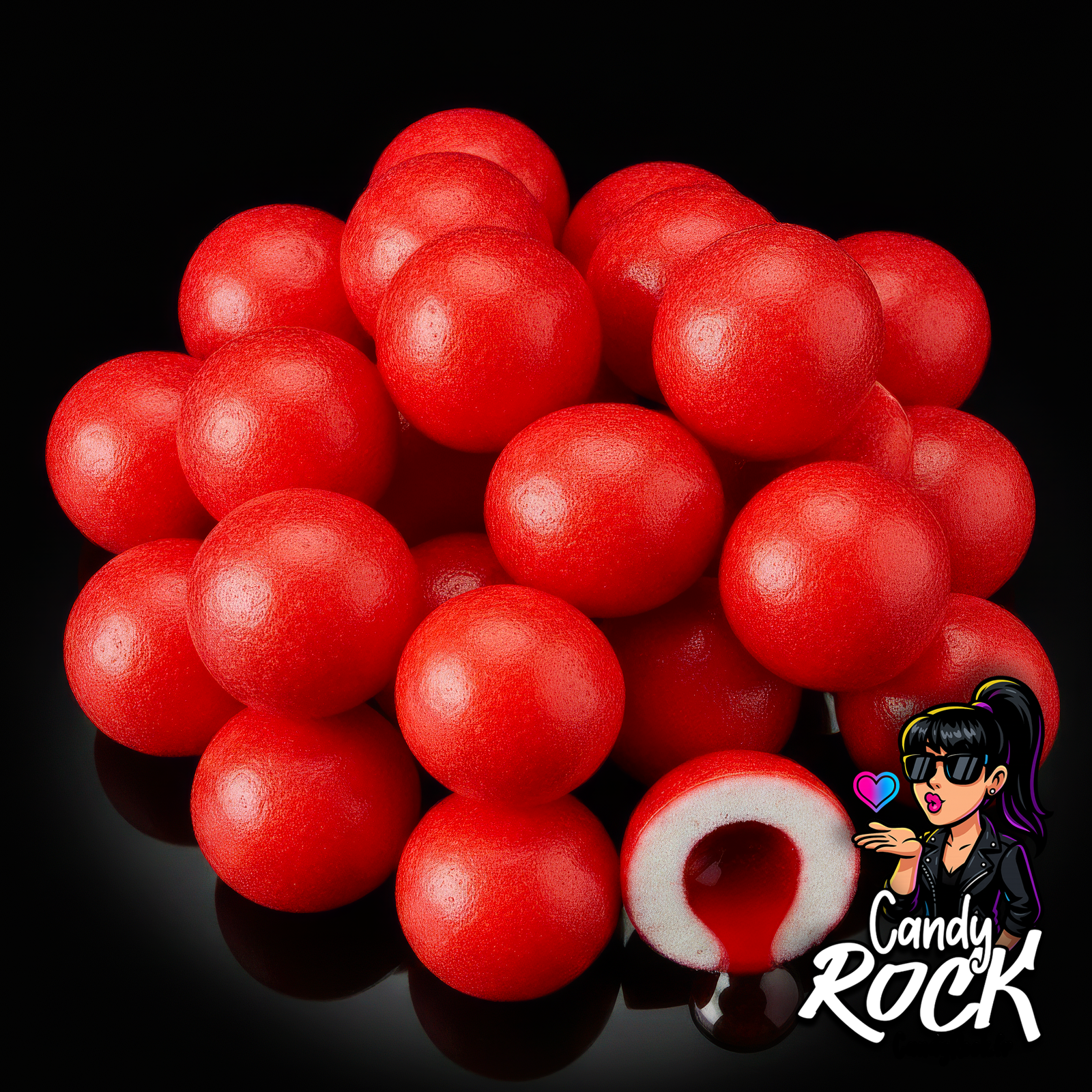 Billes chewing gum rouges Booom à cœur liquide fraise, présentation brillante sur fond noir, signature CandyRock.