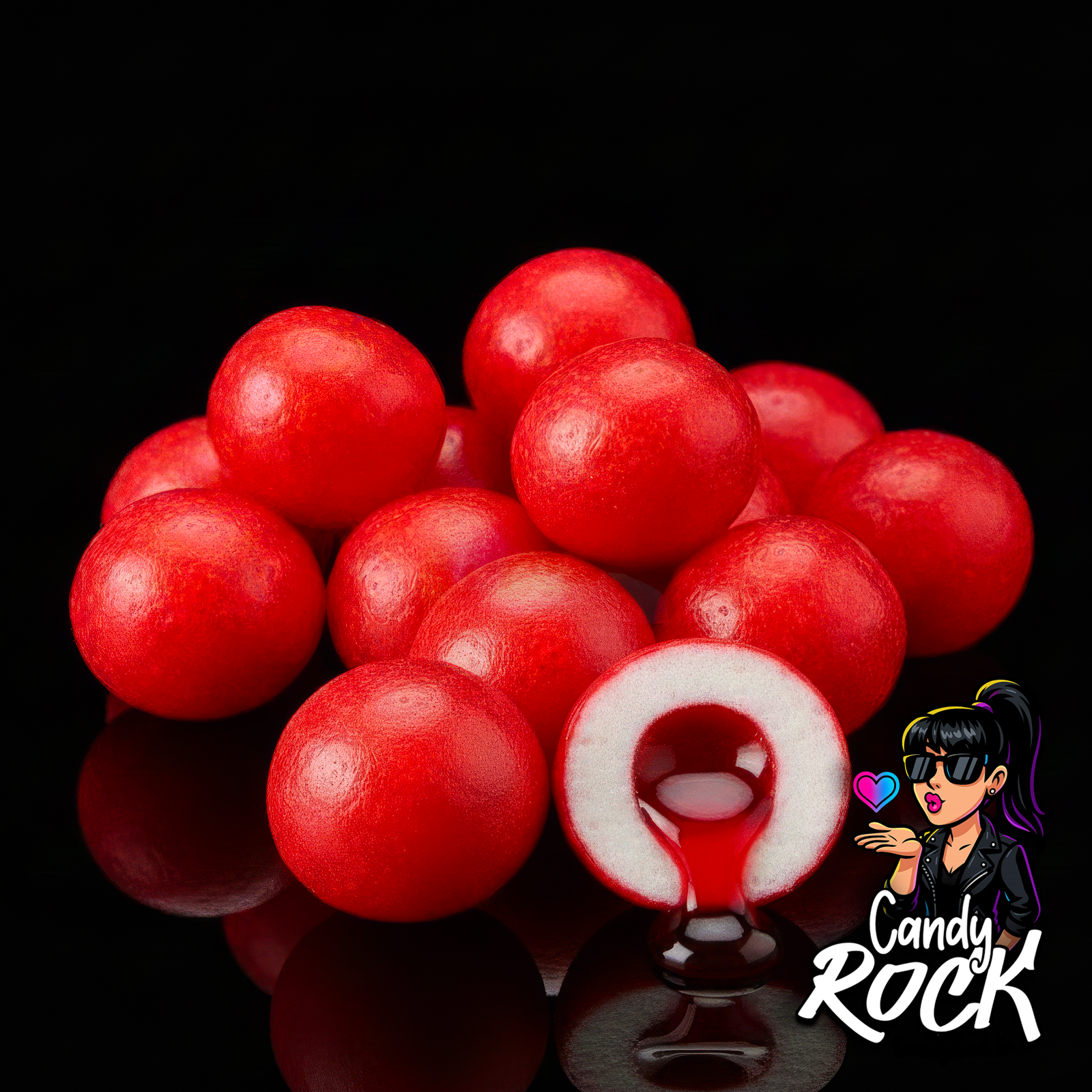Zoom sur billes chewing gum rouges Booom avec cœur liquide rouge vif, ambiance pop et rock CandyRock.