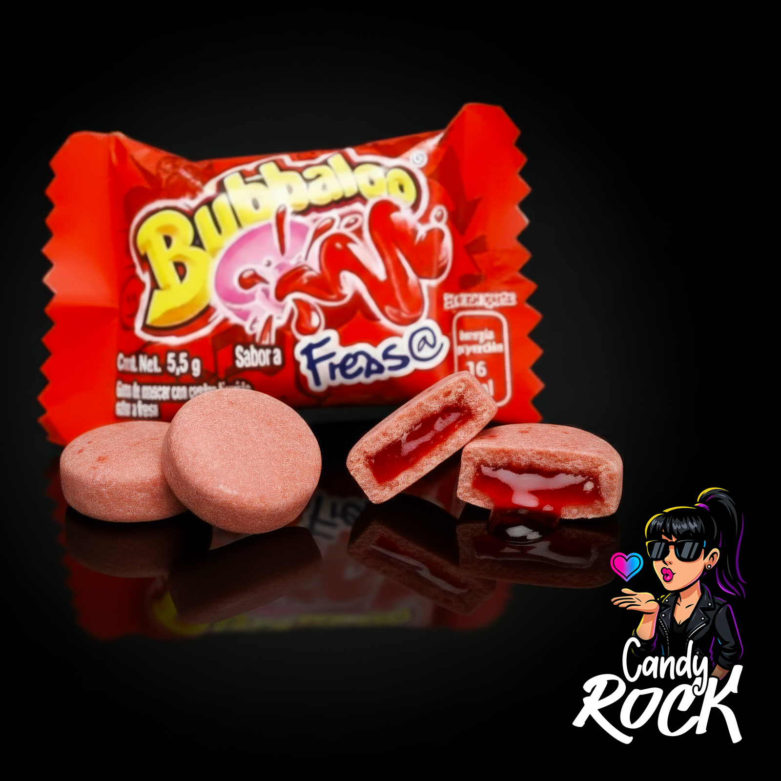 Vue rapprochée d’un chewing gum Bubbaloo à la fraise coupé laissant couler un cœur liquide rouge brillant, CandyRock.