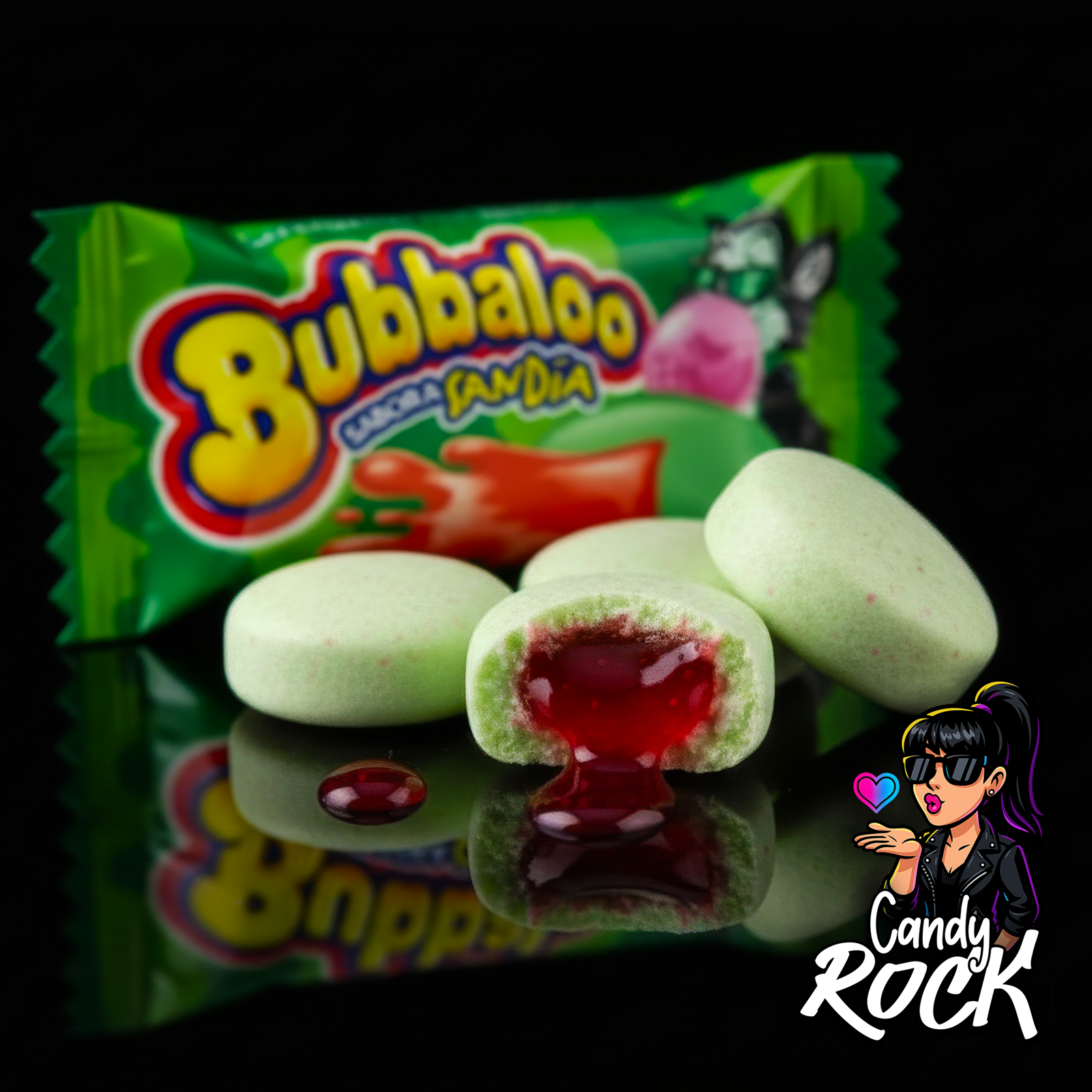 Vue rapprochée d’un chewing gum Bubbaloo à la pastèque coupé laissant couler un cœur liquide rouge, CandyRock.