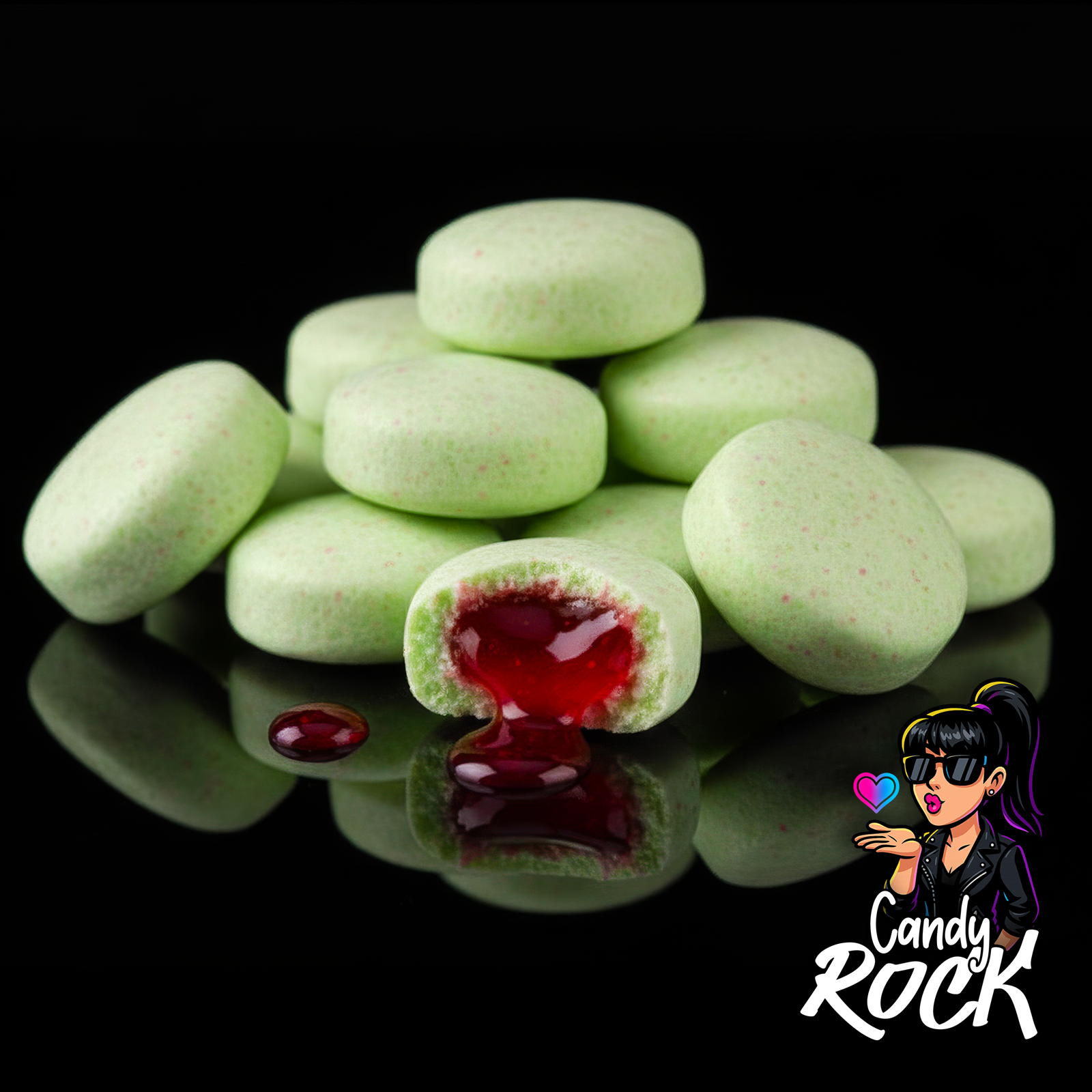 Chewing gums ronds verts Bubbaloo saveur pastèque avec cœur liquide, présentation générale sur fond noir, CandyRock.