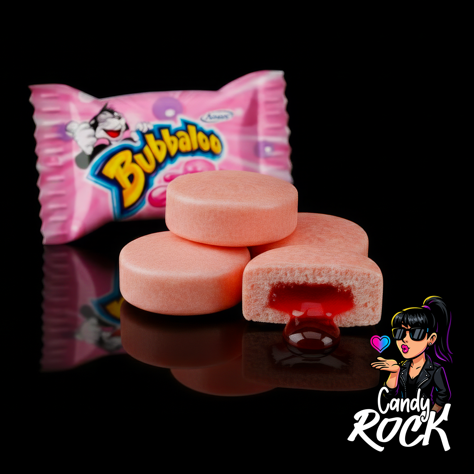 Vue rapprochée d’un chewing gum Bubbaloo coupé laissant couler son cœur liquide rouge tutti frutti, CandyRock.