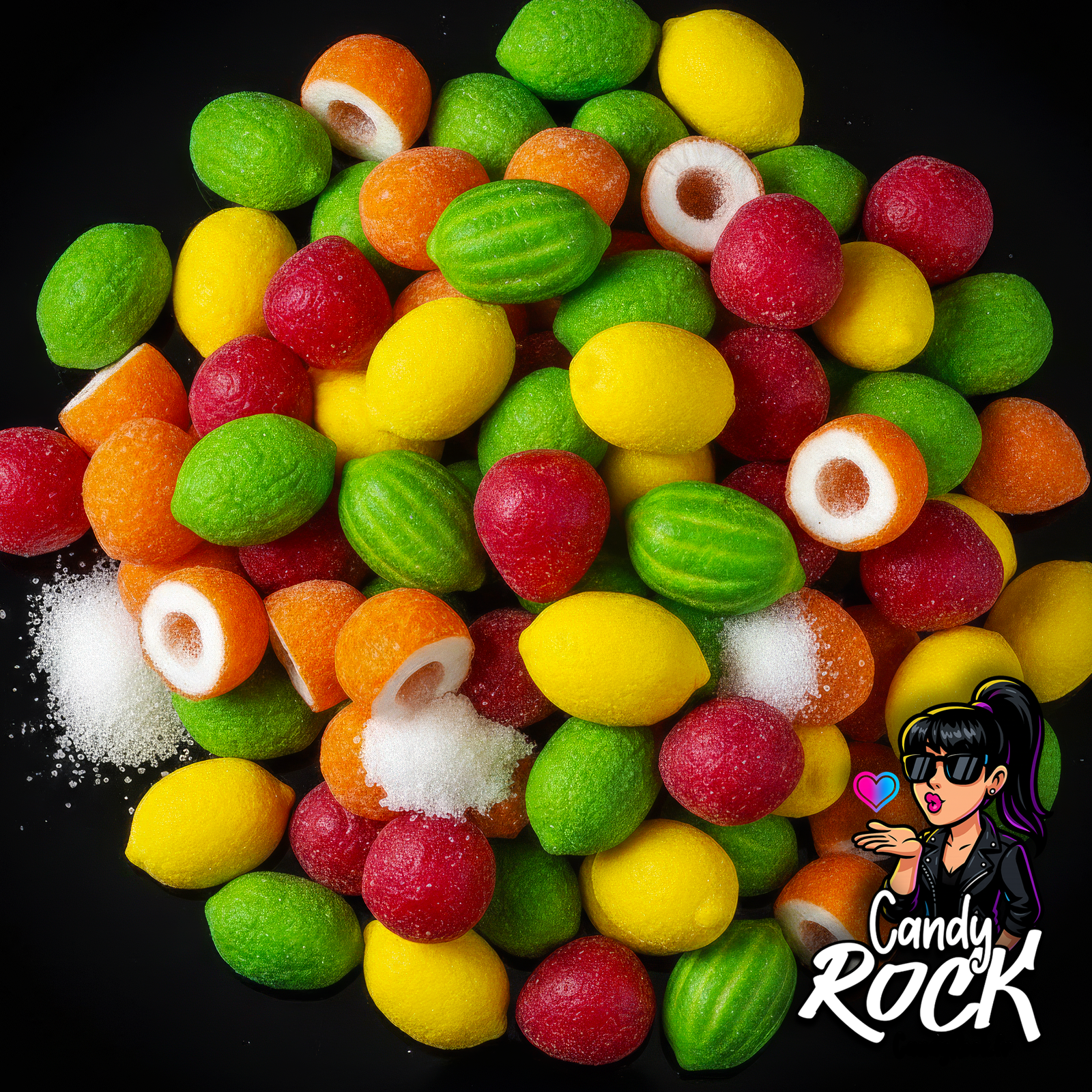Chewing-gums acidulés multicolores en forme de fruits, poudrés et brillants, présentés sur fond noir CandyRock.
