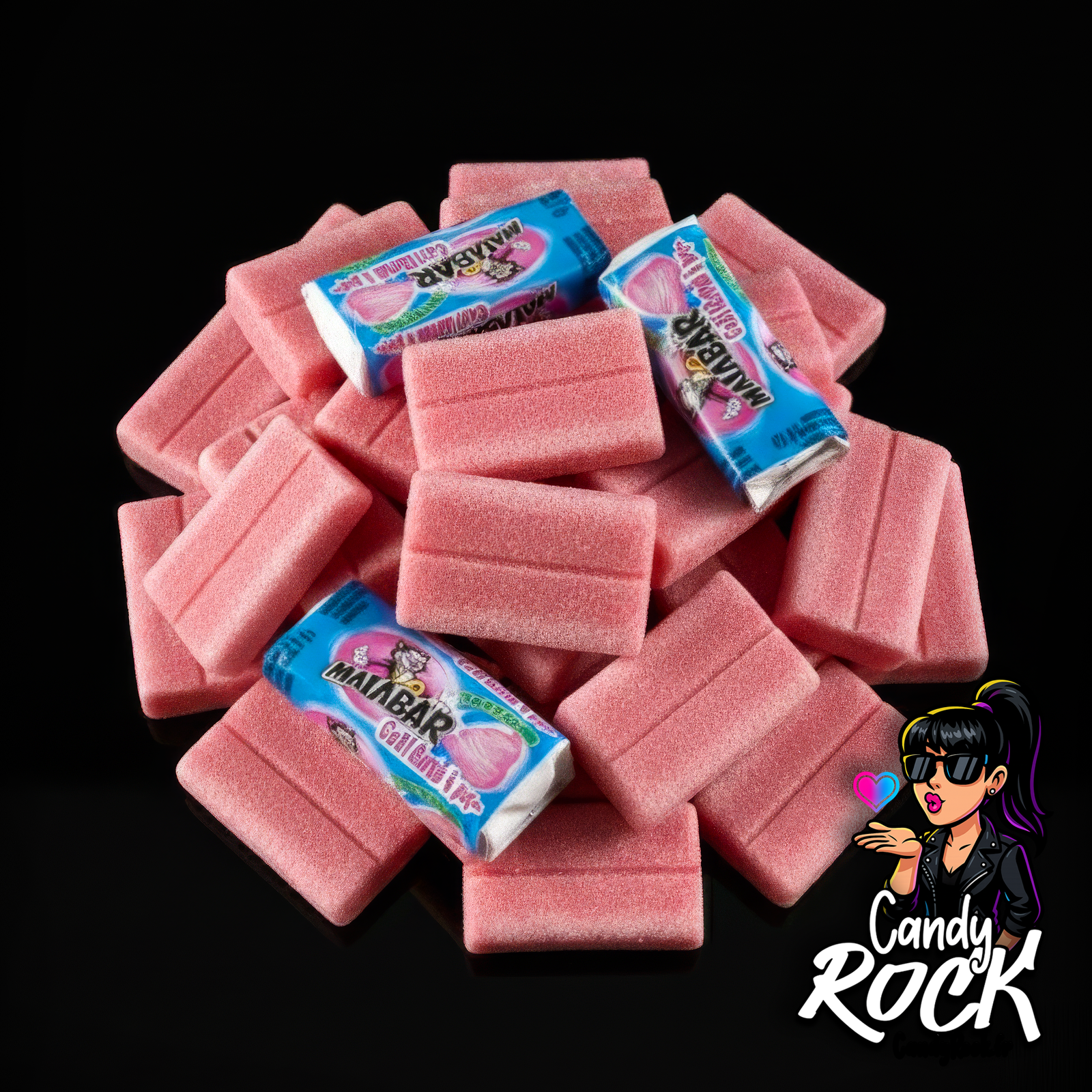 Chewing-gums Malabar Barbe à Papa en pavés roses poudrés avec emballages bleus, posés sur fond noir CandyRock.