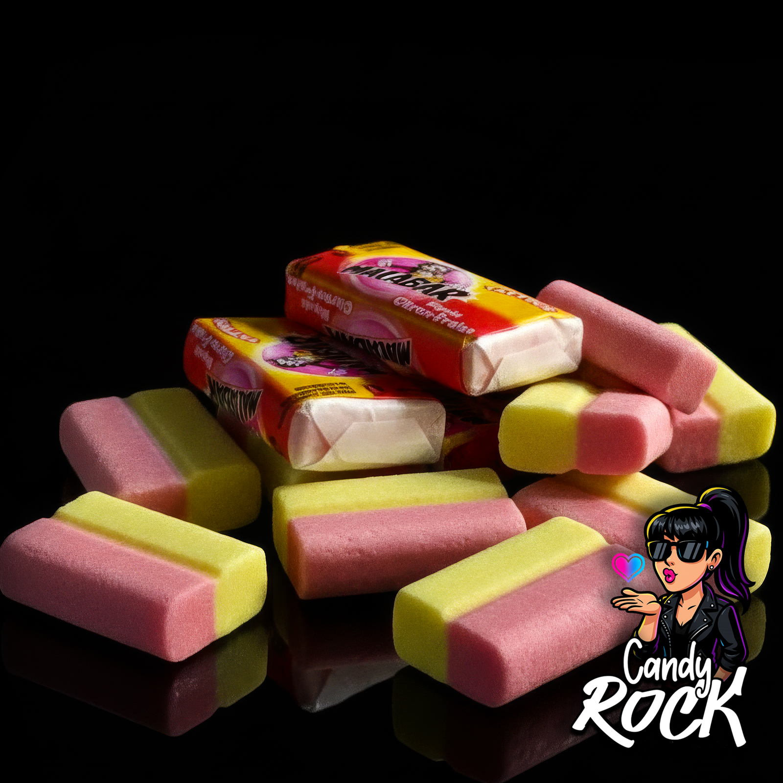 Vue rapprochée de pavés chewing-gum Malabar Bigout bicolores rose et jaune, texture poudrée et emballages orange, CandyRock.