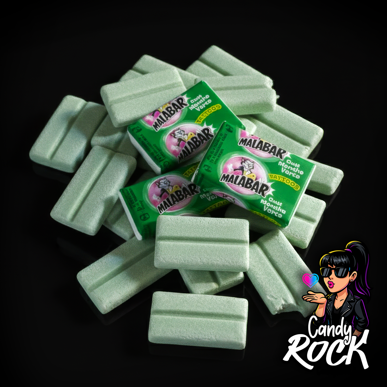 Chewing-gums Malabar Menthe Verte en pavés verts poudrés avec emballages verts, posés sur fond noir CandyRock.