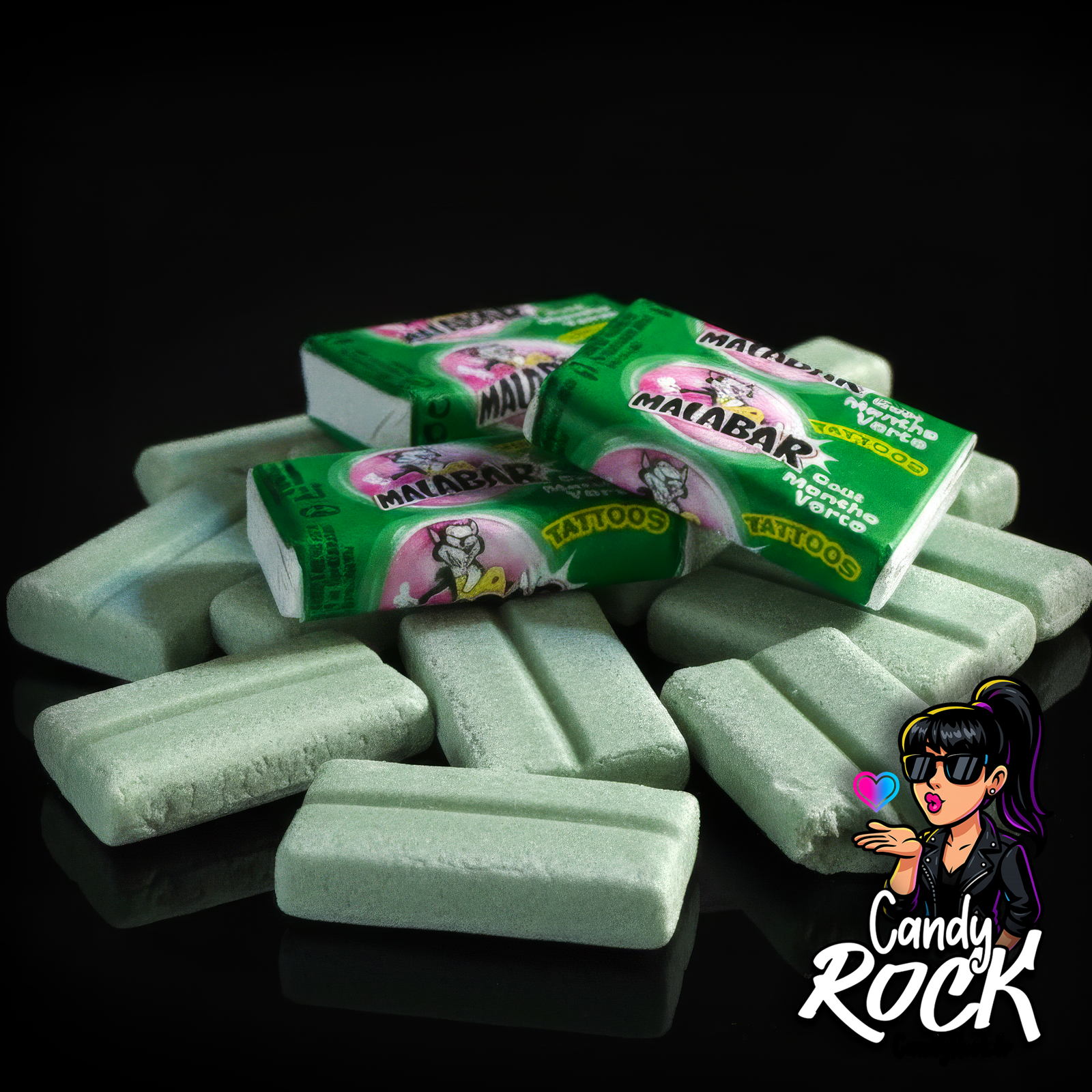 Vue rapprochée de pavés chewing-gum Malabar menthe verte, texture poudrée et emballages verts, CandyRock.