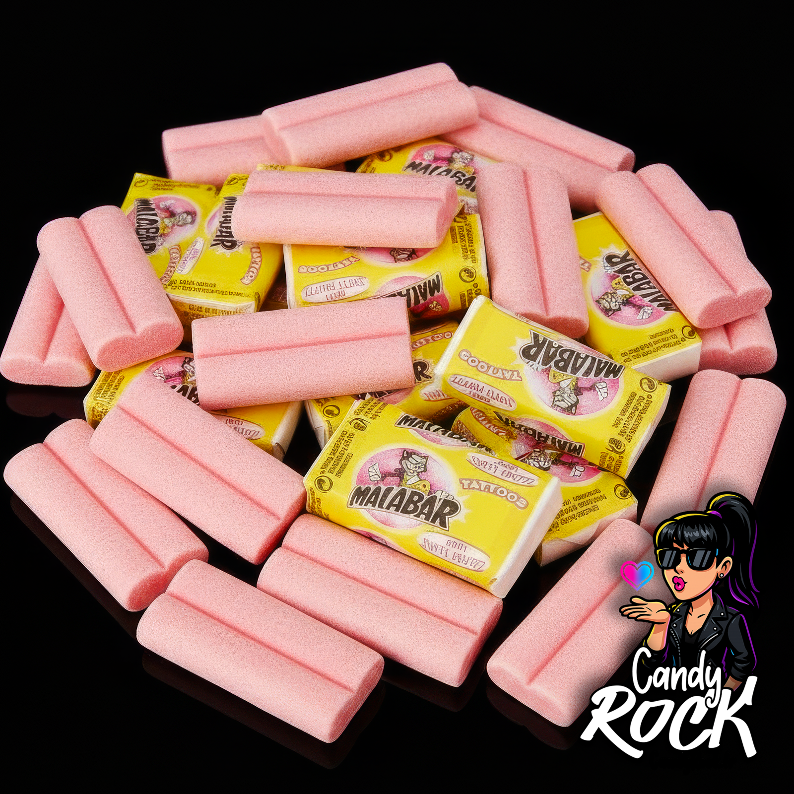 Chewing-gums Malabar Tutti Frutti roses en blocs rectangulaires poudrés, avec emballages jaunes, sur fond noir CandyRock.