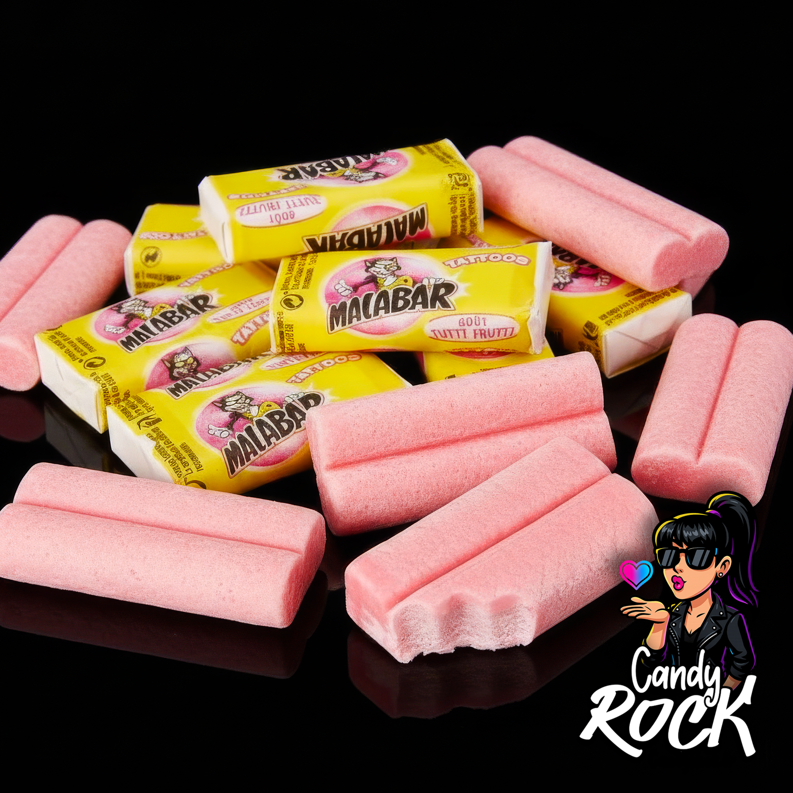 Vue rapprochée de chewing-gums Malabar Tutti Frutti en pavés roses texturés et emballages jaunes, CandyRock.