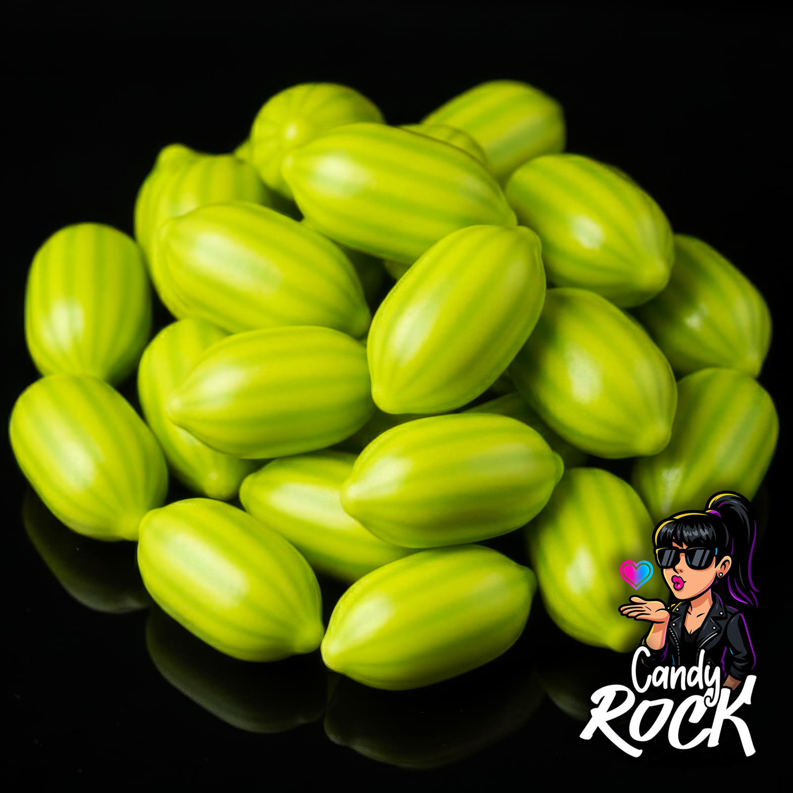 Chewing-gums ovales vert melon avec rayures néon, brillance fraîche et texture lisse, présentés sur fond noir CandyRock.