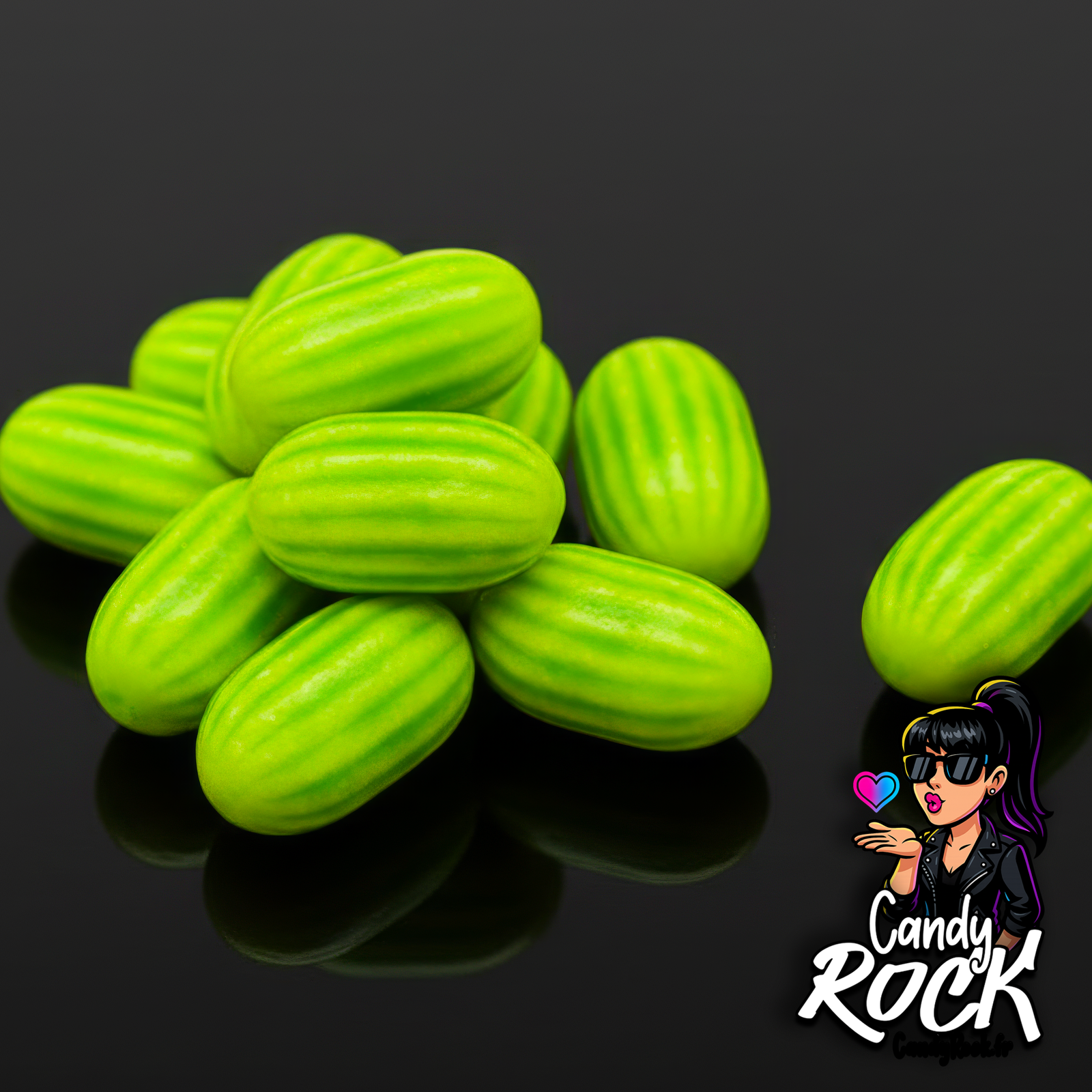 Zoom sur dragées chewing gum vert néon à rayures, texture lisse et brillante, ambiance pop CandyRock.