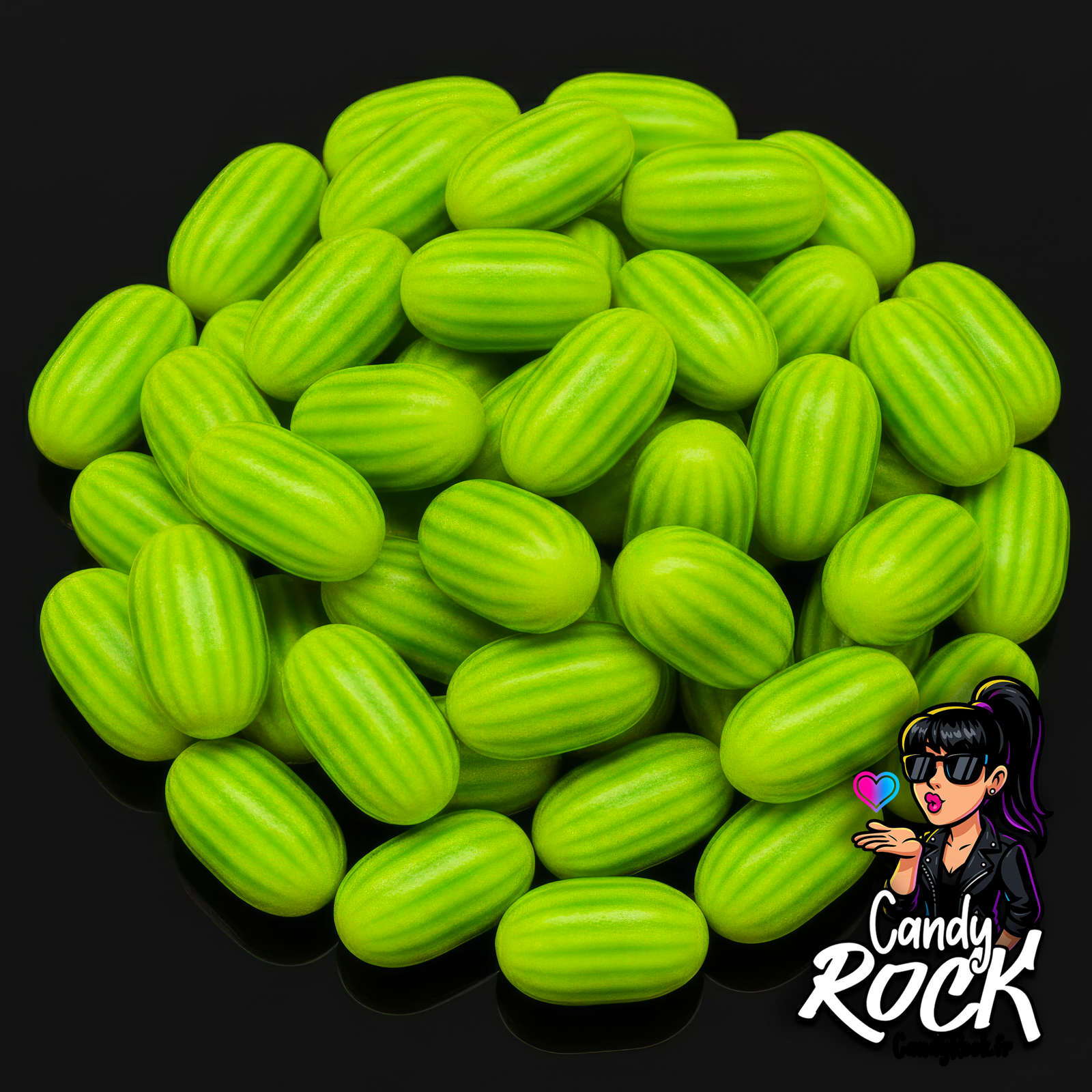 Dragées chewing gum vert néon rayées, présentation en vrac sur fond noir, style vibrant CandyRock.