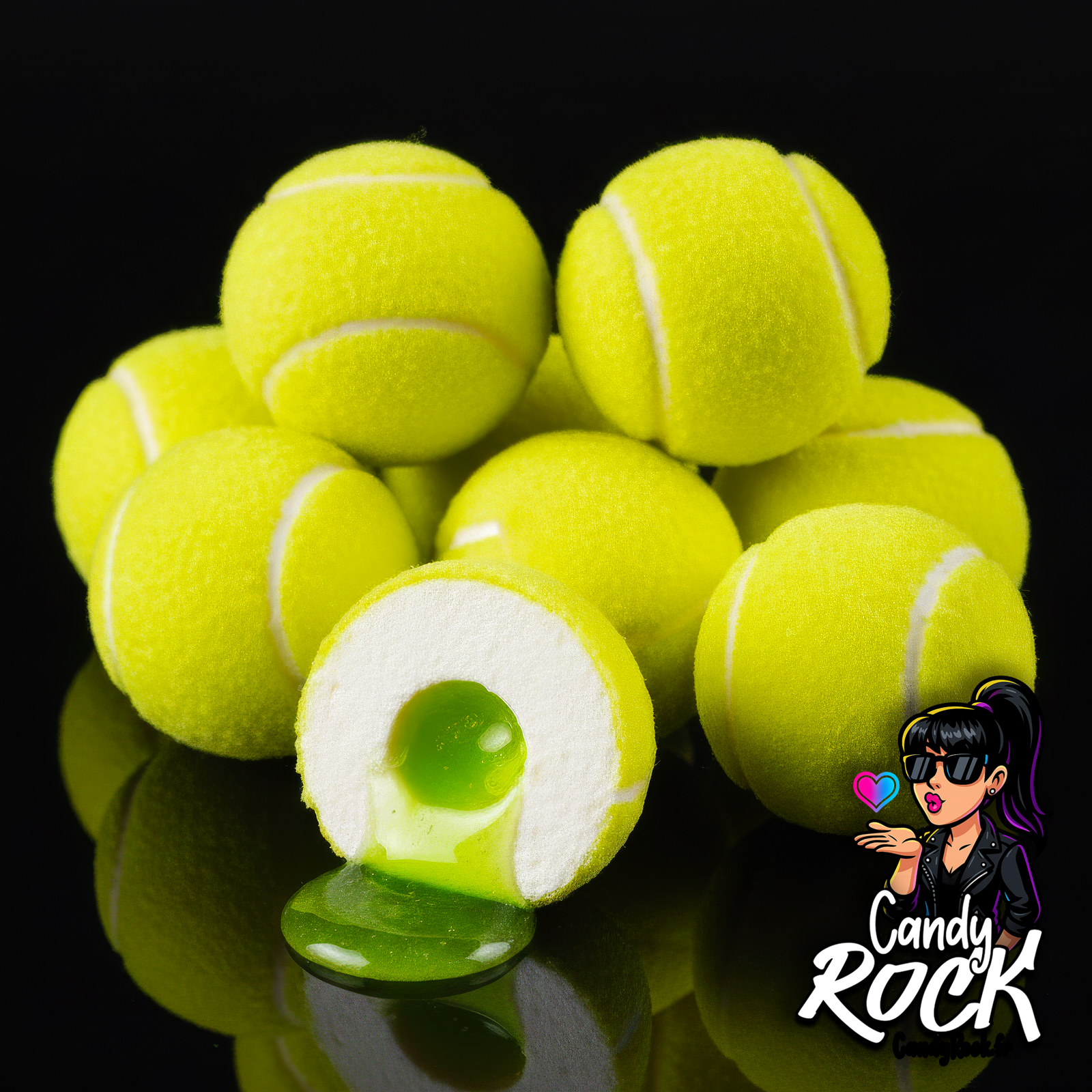 Vue rapprochée d’un chewing gum balle de padel ouvert montrant un cœur liquide citron vert, détail texture CandyRock.