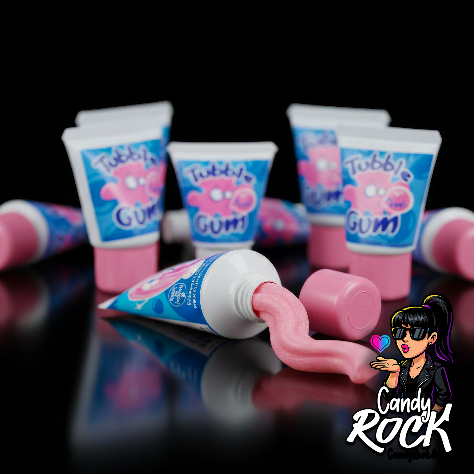 Gros plan sur un tube de chewing-gum Lutti ouvert laissant couler une pâte rose brillante, CandyRock.