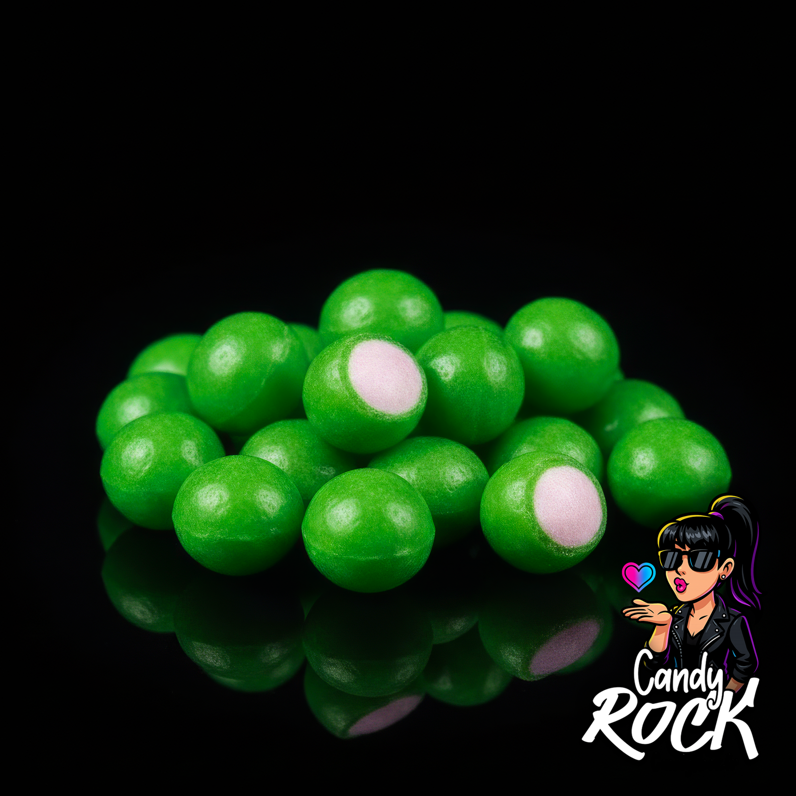Zoom sur chewing-gums verts zombie effet peinture de langue, texture lisse et ambiance rock CandyRock.