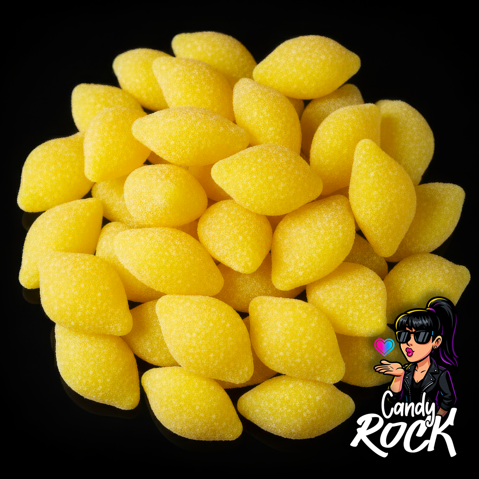 Bonbons citrons jaunes acidulés, présentation générale sur fond noir avec enrobage sucre acide, CandyRock.