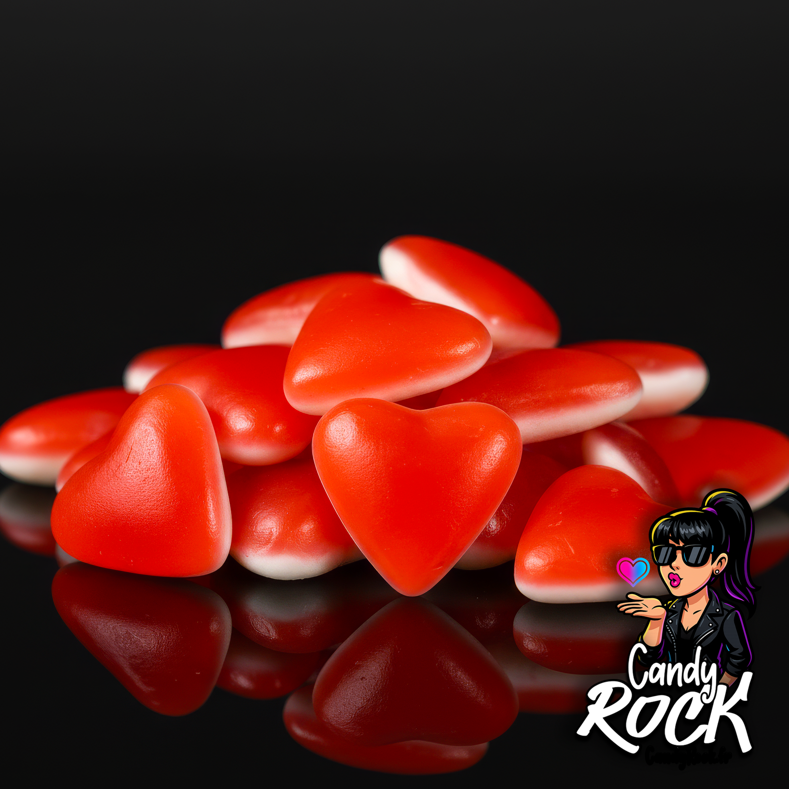 Gros plan sur des bonbons cœurs fraise crème lissés Dulceplus, texture brillante et moelleuse, CandyRock.