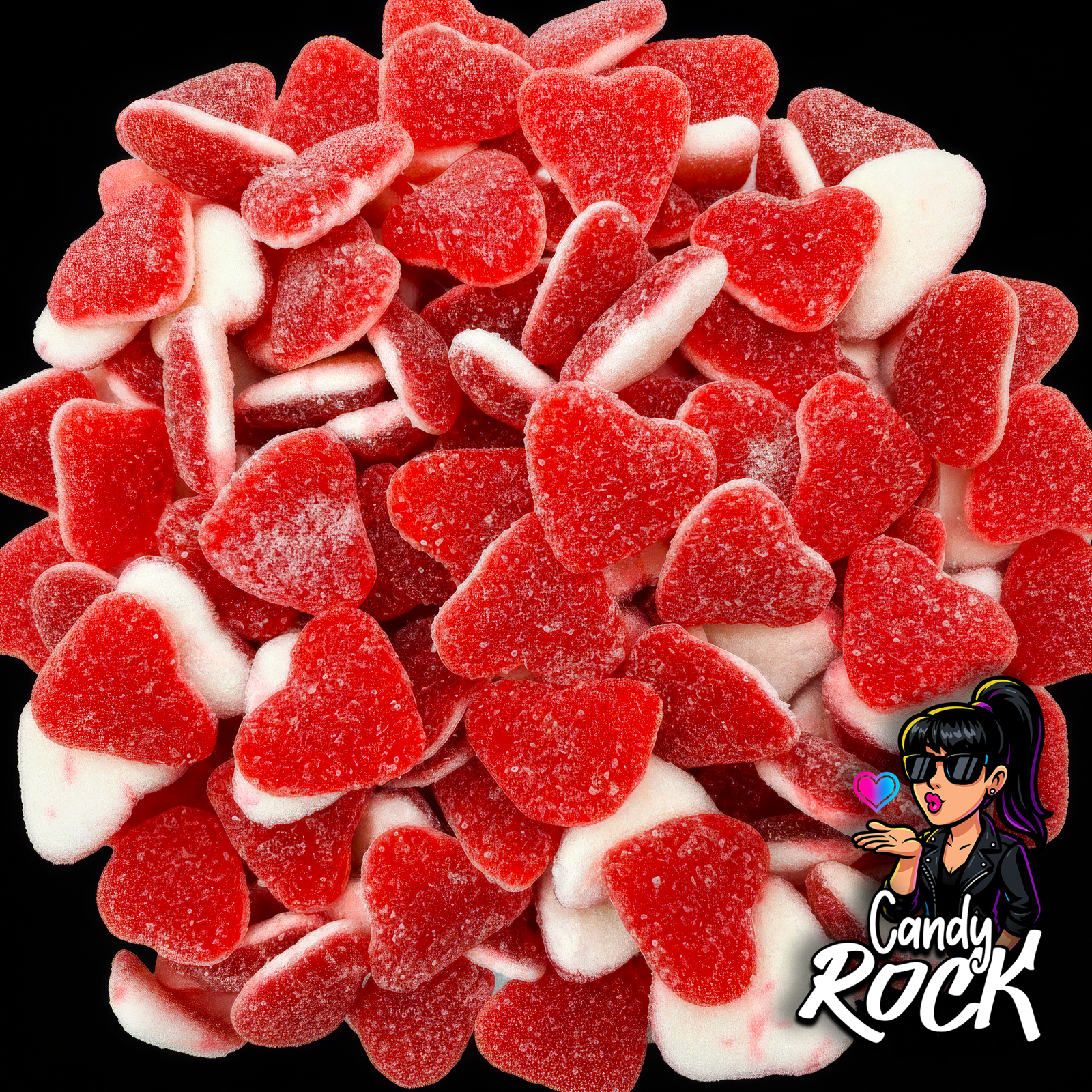 Bonbons en forme de cœur fraise sucrés sur fond noir, vue d’ensemble du vrac gélifié CandyRock.