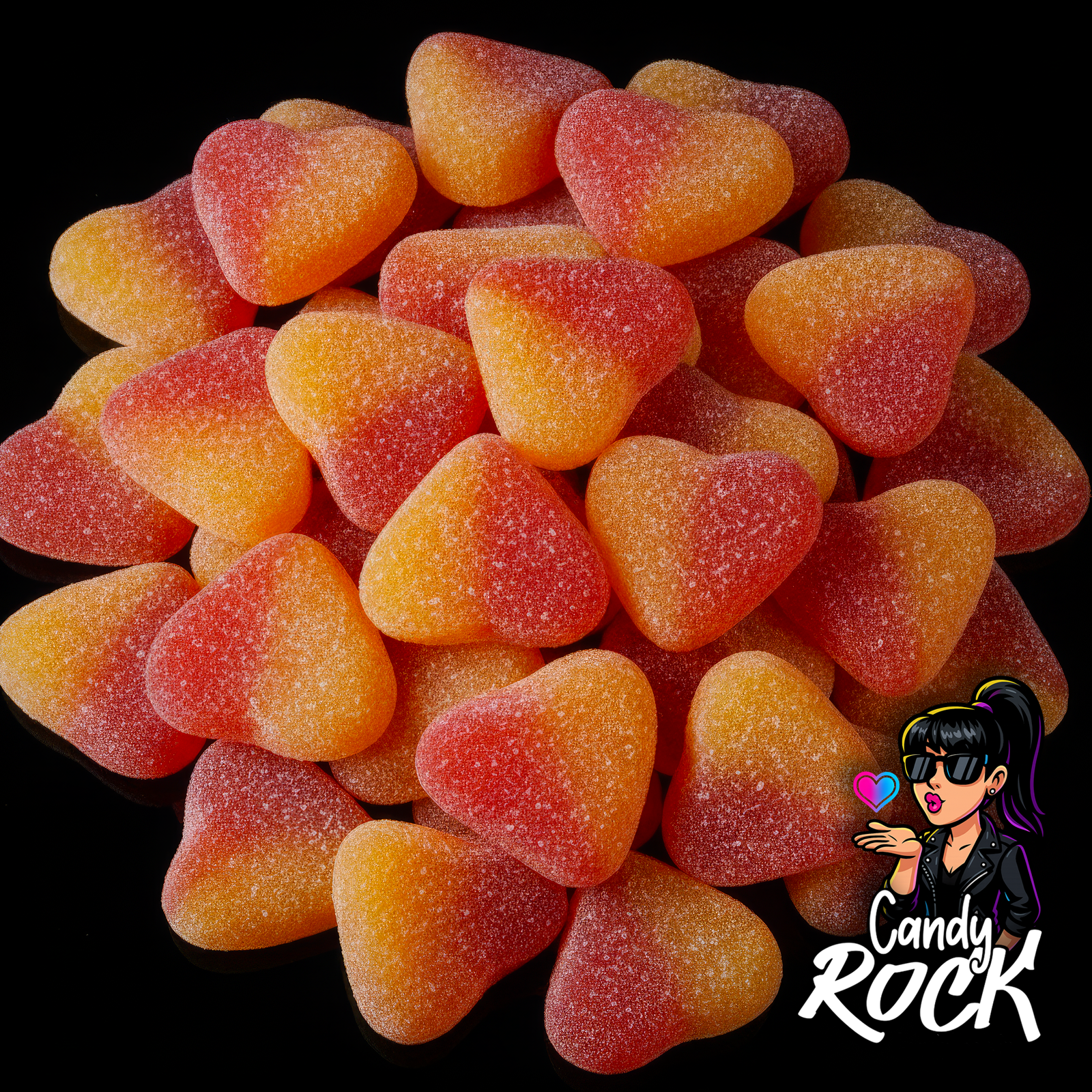 Cœurs gélifiés pêche et fraise enrobés de sucre, couleurs rouge et jaune brillantes sur fond noir, CandyRock.