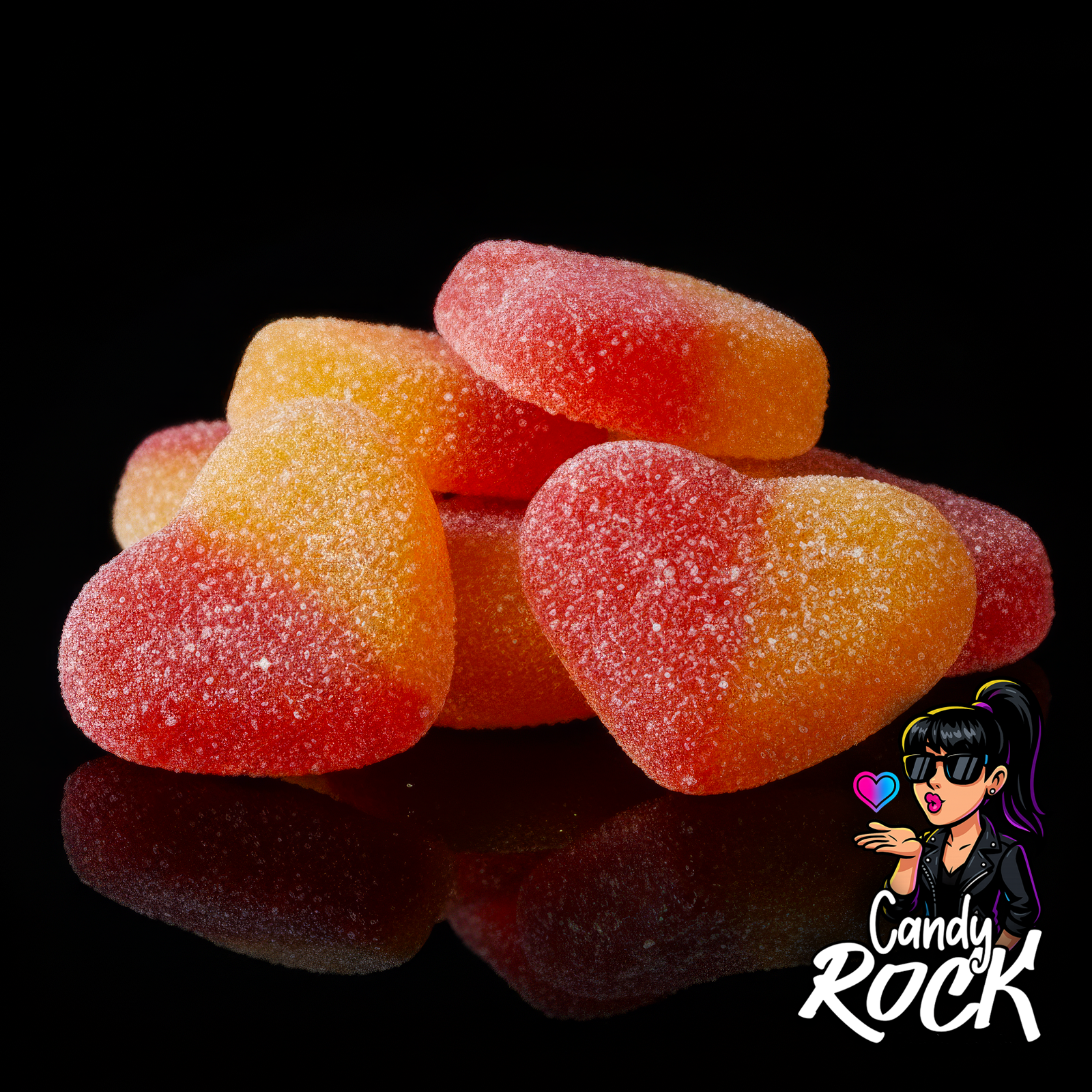 Gros plan sur des cœurs bicolores sucrés pêche et fraise, texture gélifiée granuleuse et moelleuse, CandyRock.