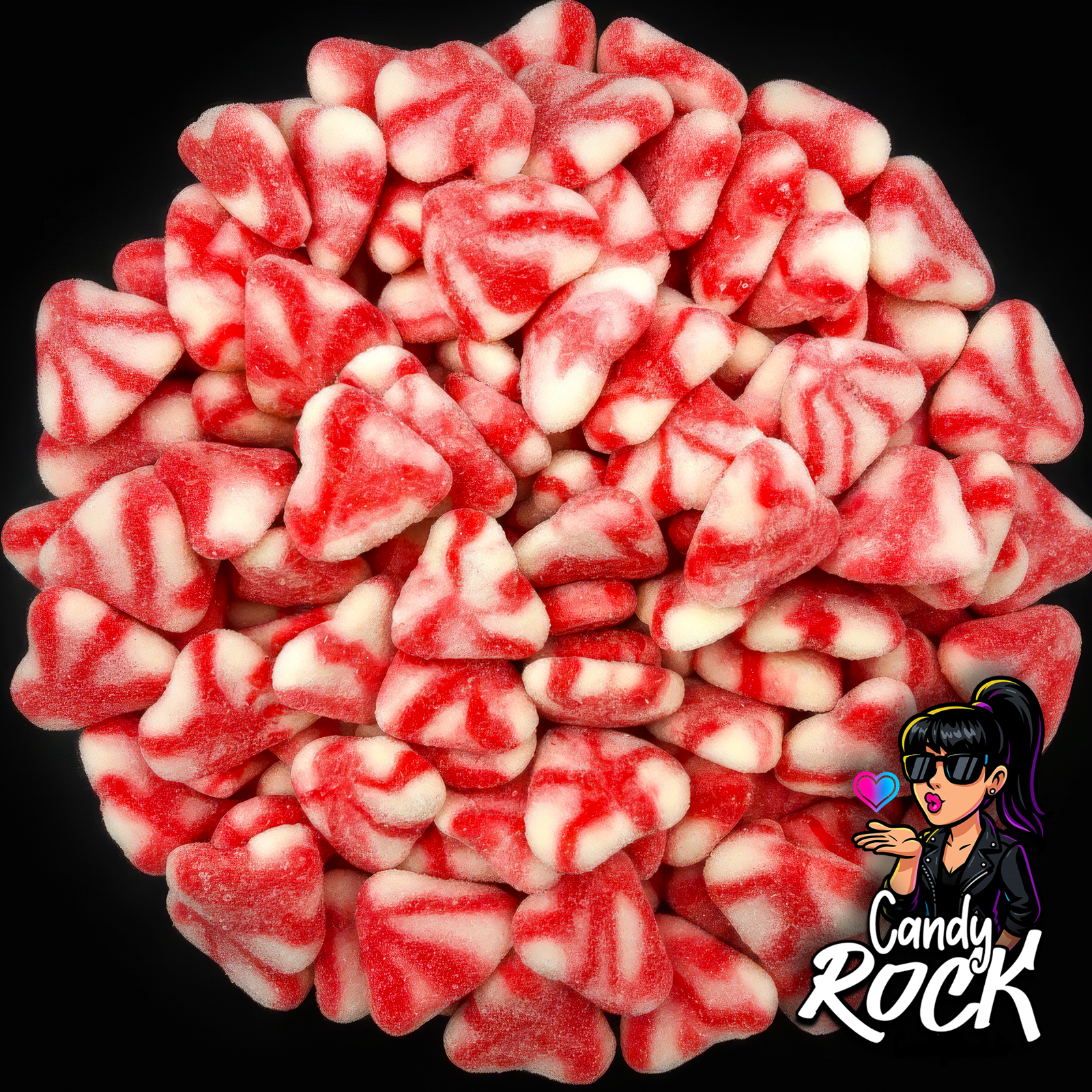 Bonbons en forme de cœur twist rouges et blancs sucrés sur fond noir, vue générale du vrac CandyRock.