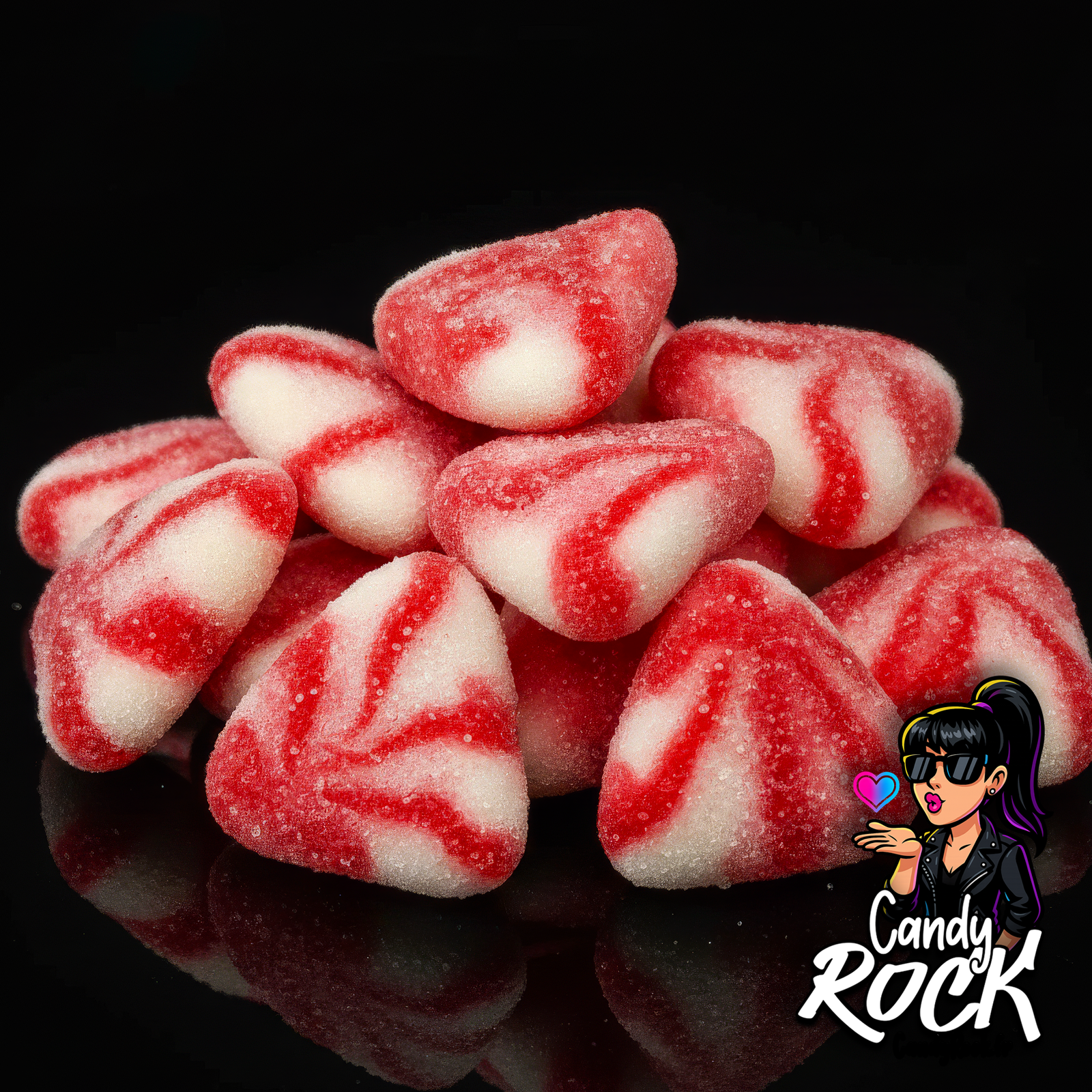 Gros plan sur les cœurs twist fraise crémeux sucrés, détails du motif tourbillonné et de la texture moelleuse, CandyRock.