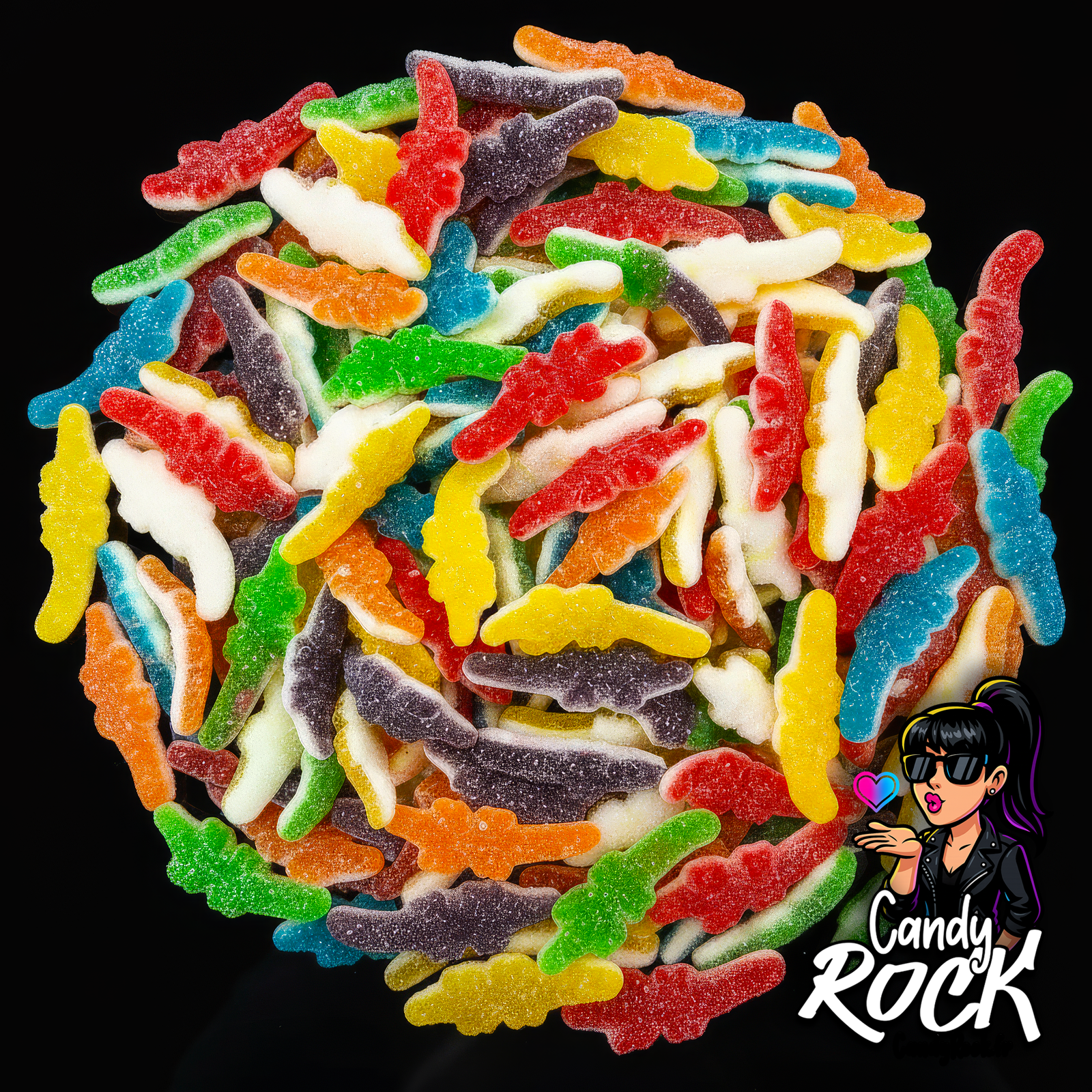 Crocodiles gélifiés multicolores recouverts de sucre acidulé, présentés en vrac sur fond noir, collection CandyRock.