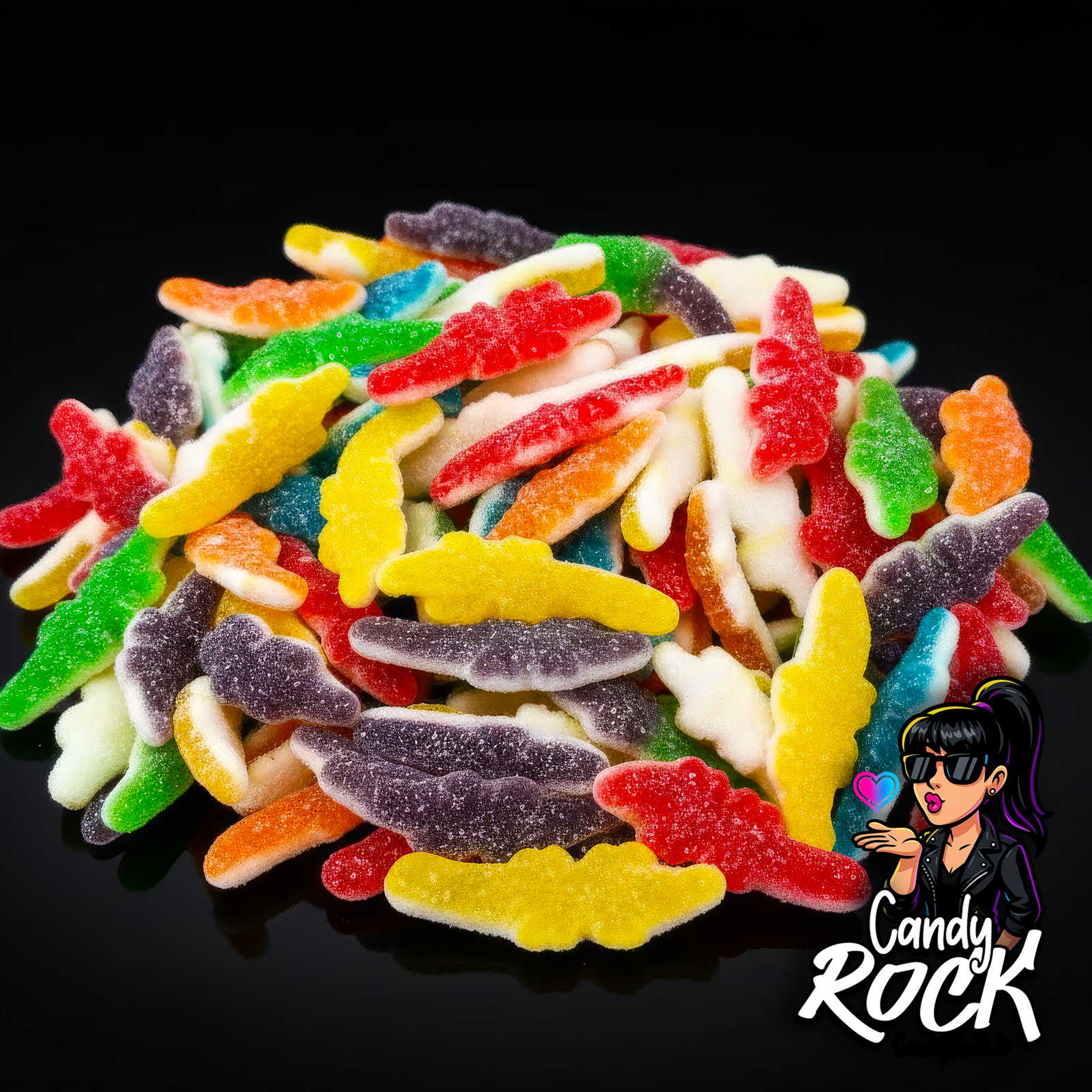 Vue rapprochée de crocodiles gélifiés bicolores et poudrés, détails des textures fruitées et acidulées CandyRock.