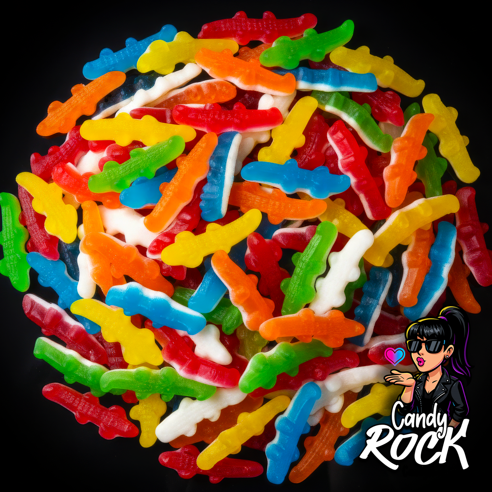 Crocodiles gélifiés multicolores lisses et brillants avec dessous blanc, présentation générale sur fond noir, CandyRock.