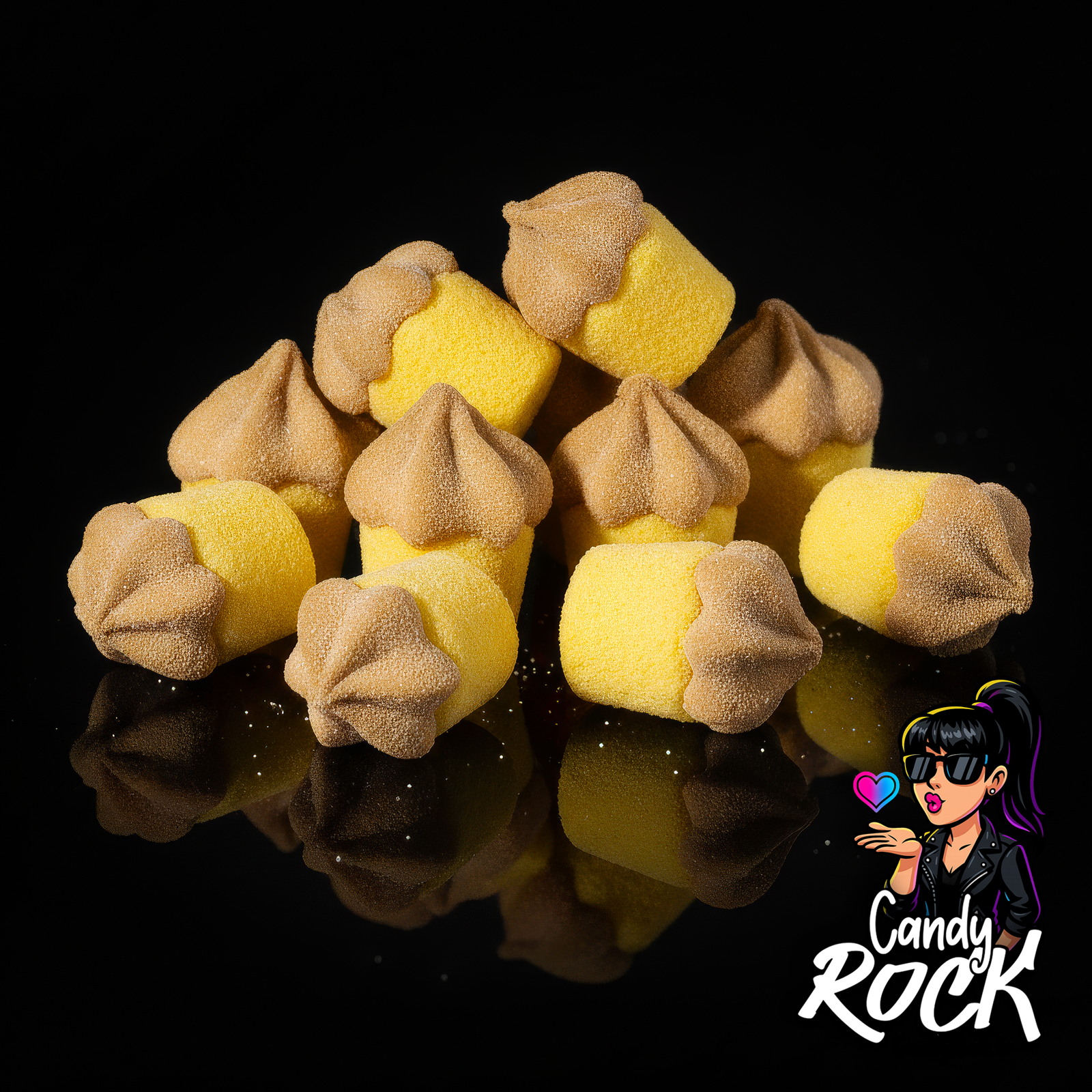 Zoom détaillé sur des guimauves cupcakes jaunes et chocolat avec texture moelleuse et cacao poudré, CandyRock.