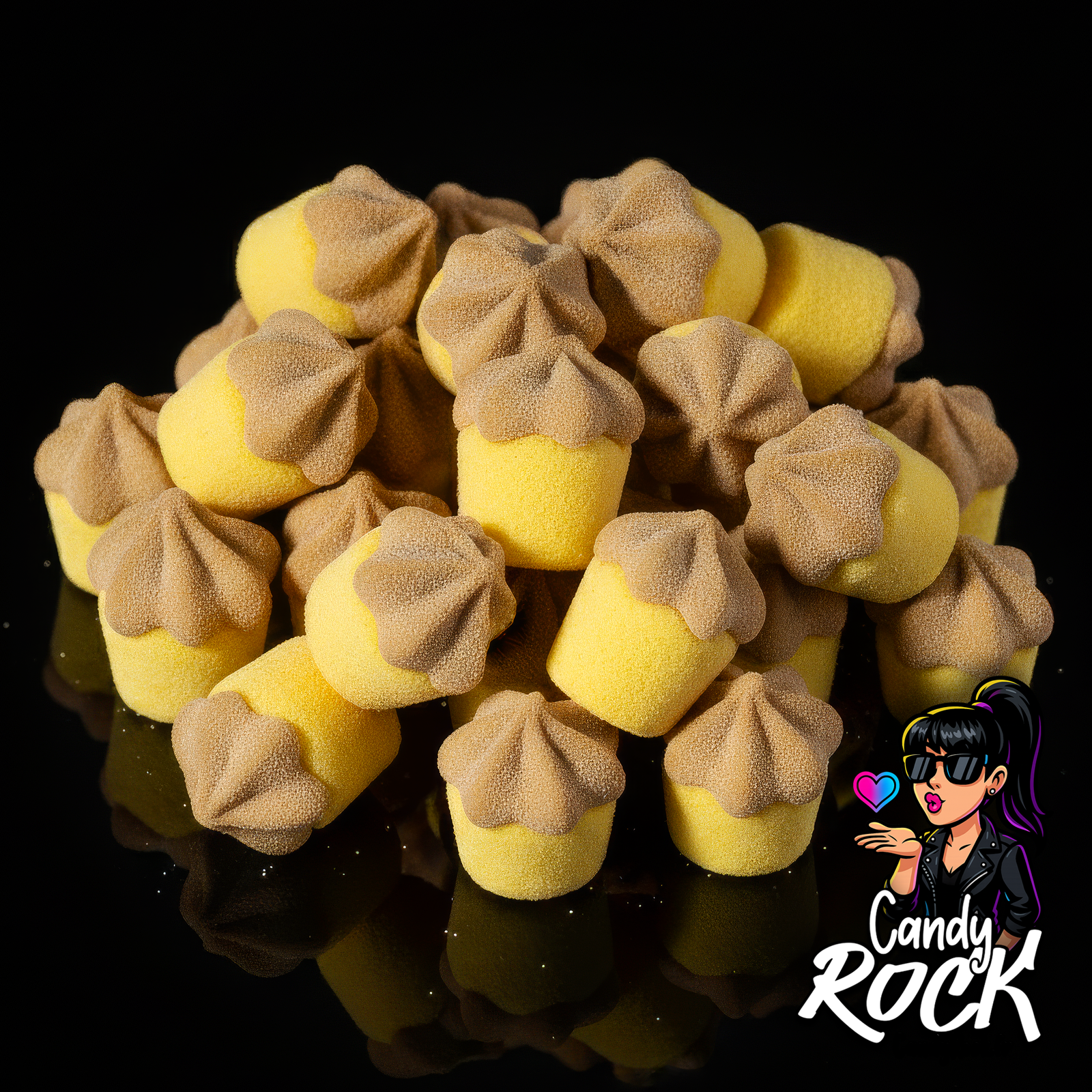 Guimauves cupcakes jaunes et chocolat empilées sur fond noir, présentation générale du vrac CandyRock.
