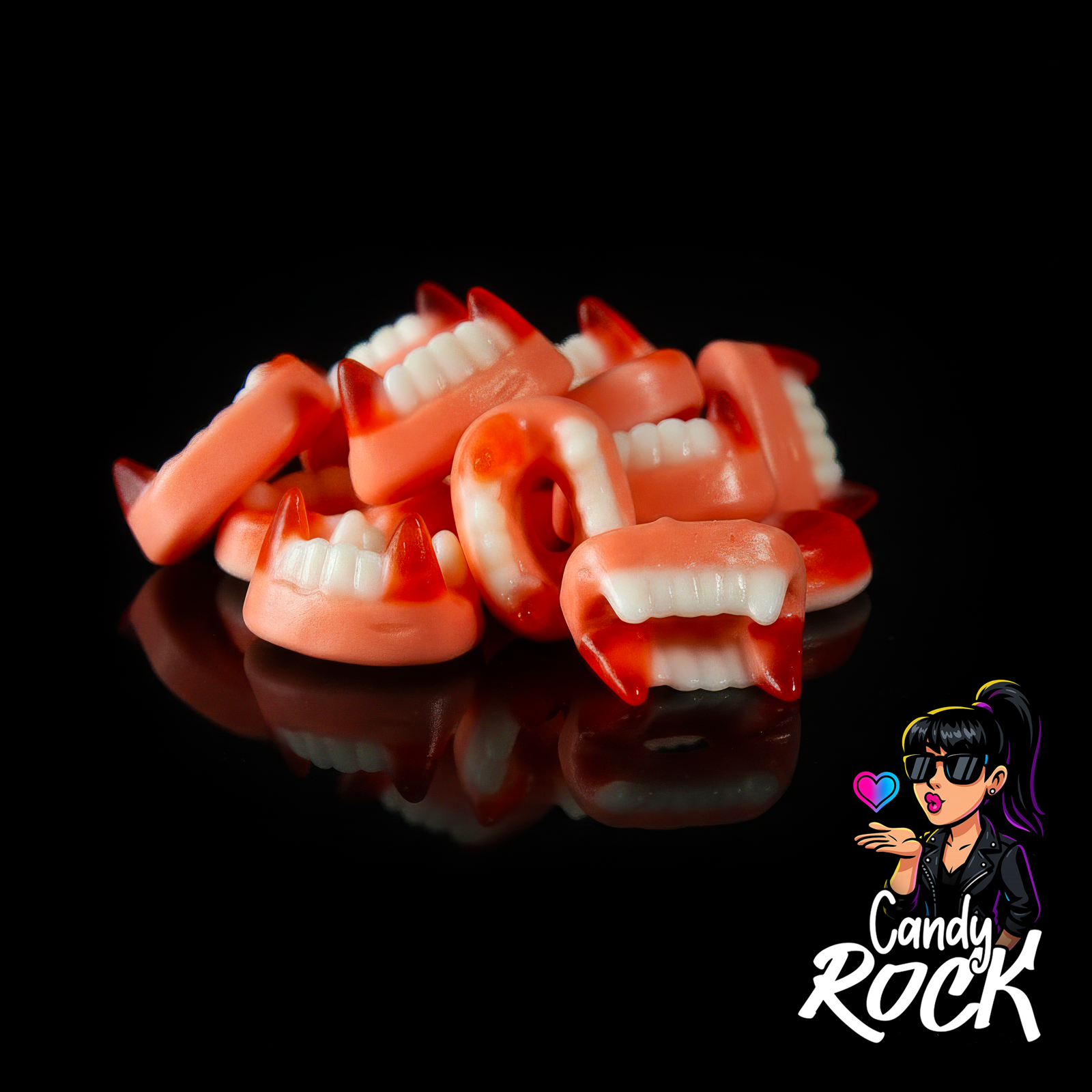 Vue rapprochée de bonbons dentures vampire lisses gélifiés, détail des crocs rouges, CandyRock.