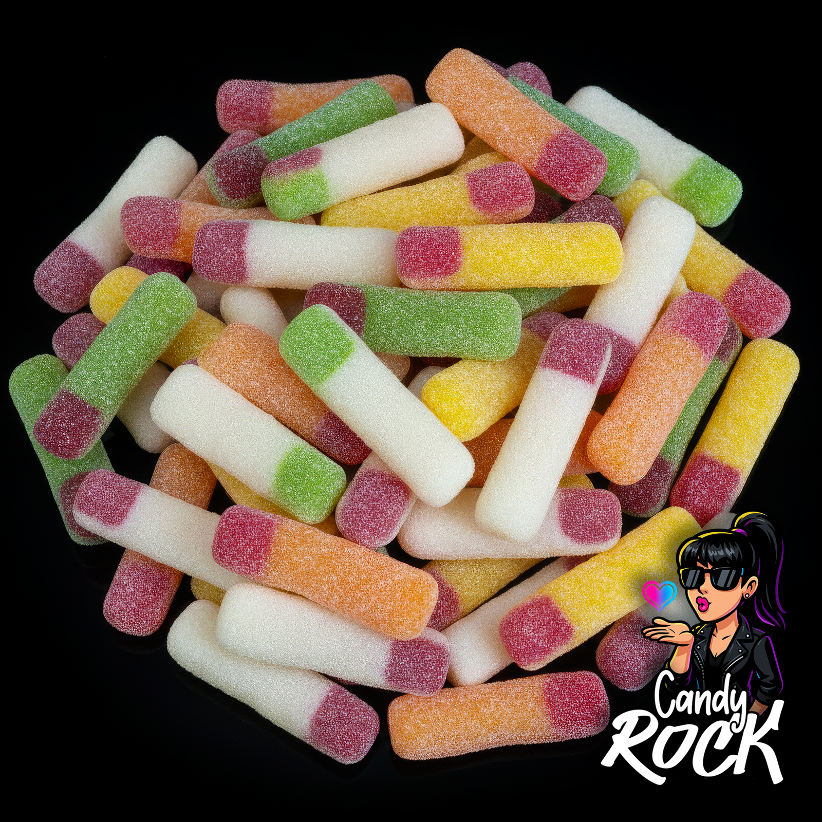 Bonbons doigts gélifiés multicolores acidulés, formes cylindriques bicolores avec sucre scintillant sur fond noir, CandyRock.
