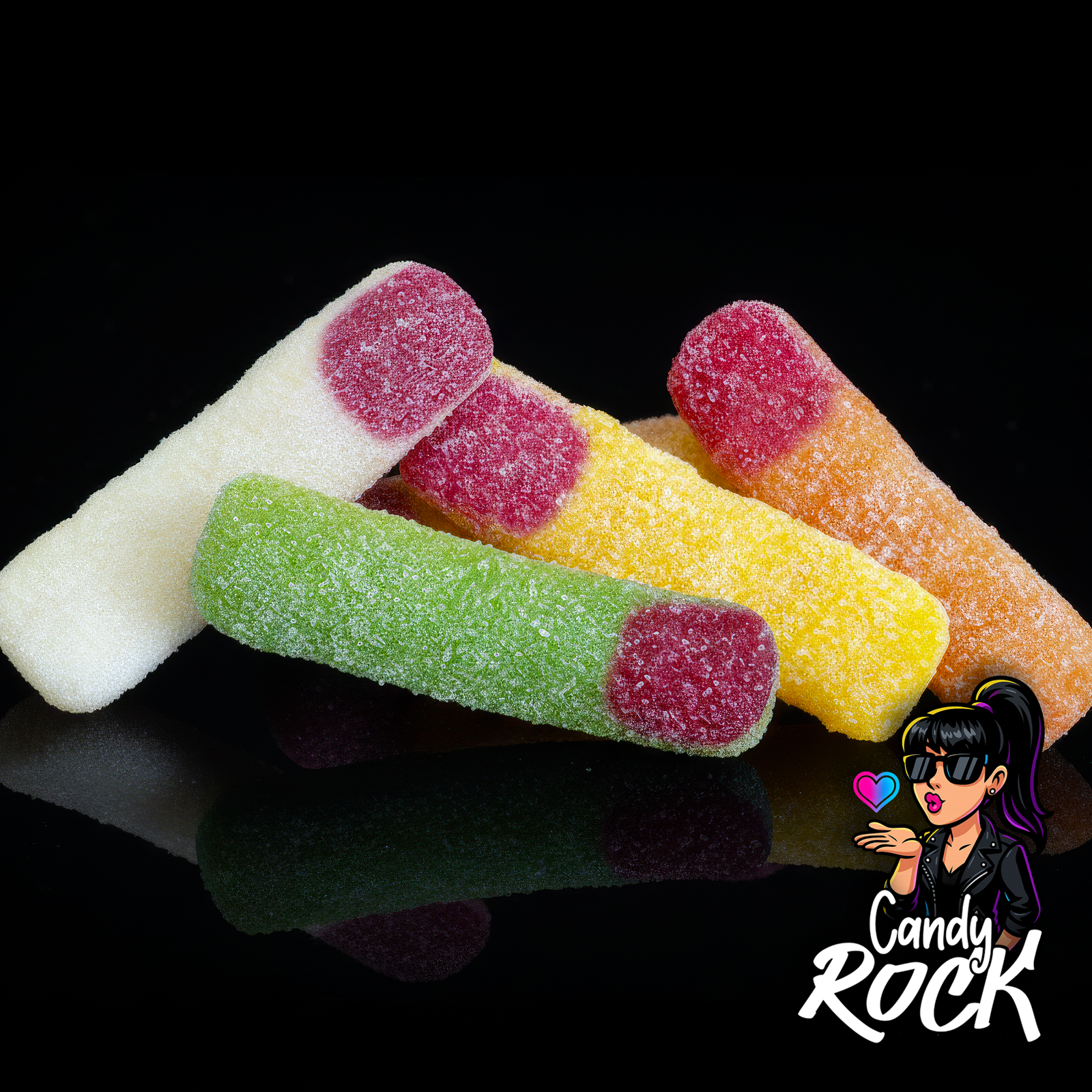 Gros plan sur bonbons doigts gélifiés bicolores avec enrobage acidulé et couleurs vives, CandyRock.