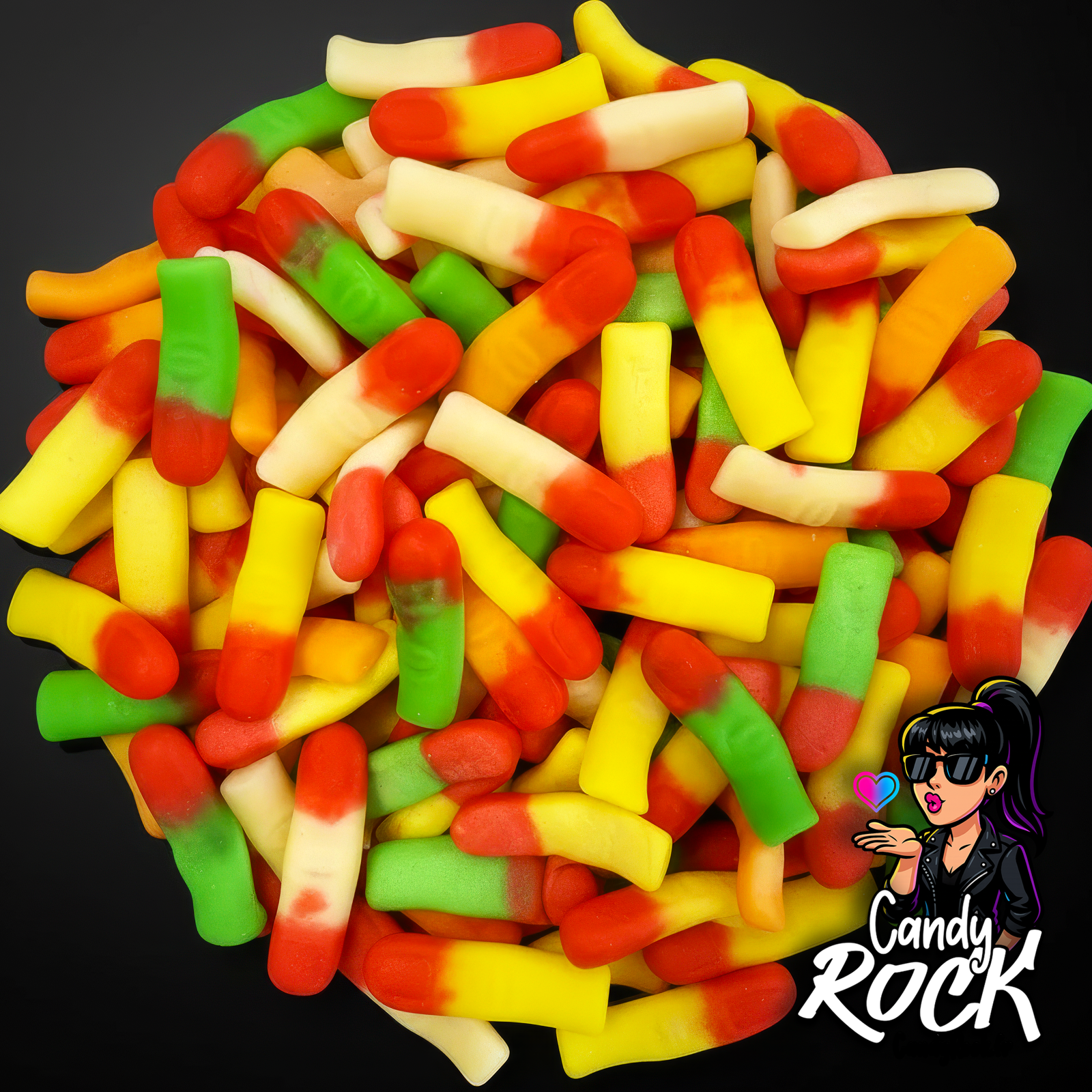 Gros plan sur un tas de bonbons doigts gélifiés lisses multicolores, texture tendre et dégradés fruités, CandyRock.