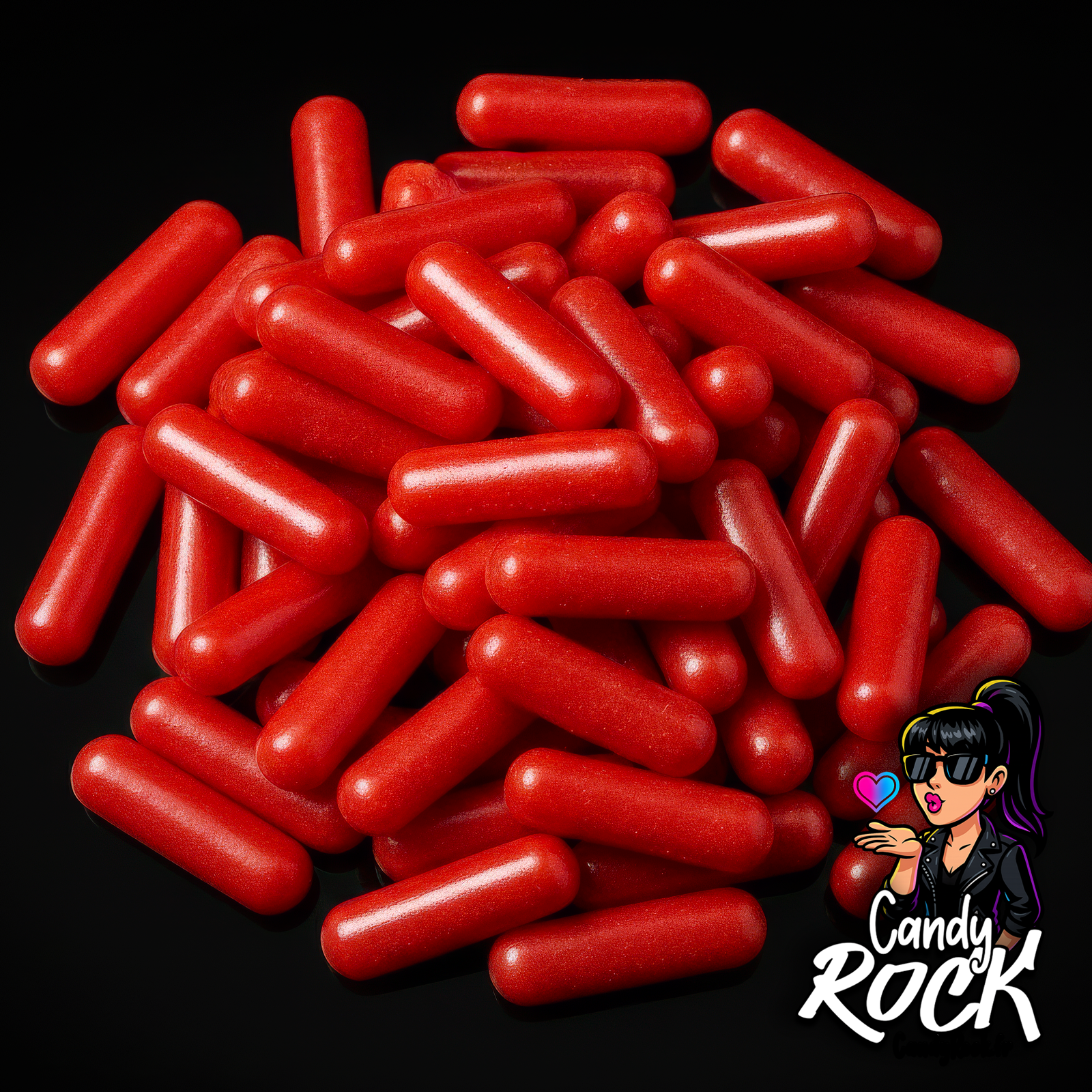Dragées chewing-gum rouges brillantes sur fond noir en présentation généreuse, ambiance pop et moderne CandyRock.
