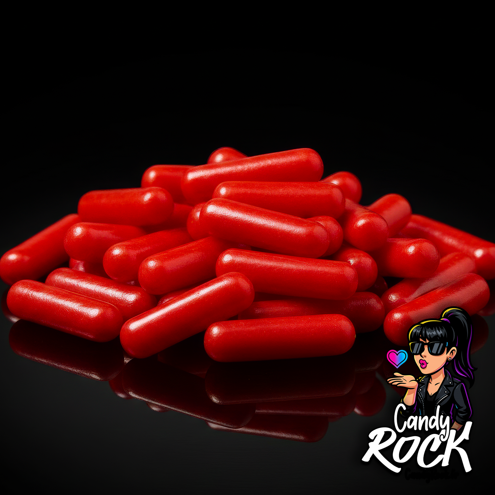 Vue rapprochée de dragées chewing-gum rouges lisses et brillantes avec reflet intense, univers gourmand CandyRock.
