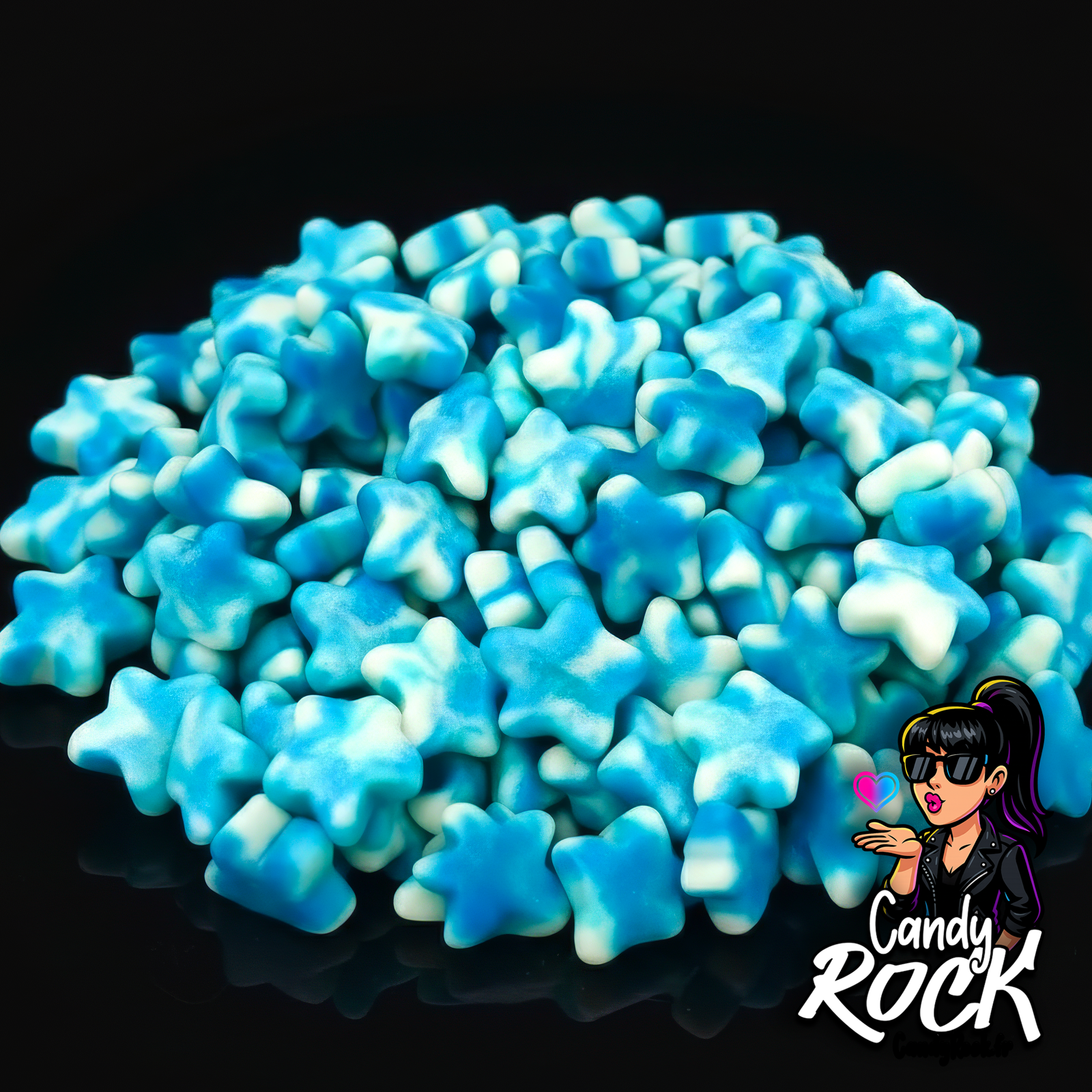 Bonbons en forme d’étoiles bleues et blanches, texture lisse et gélifiée, présentation générale sur fond noir, CandyRock.