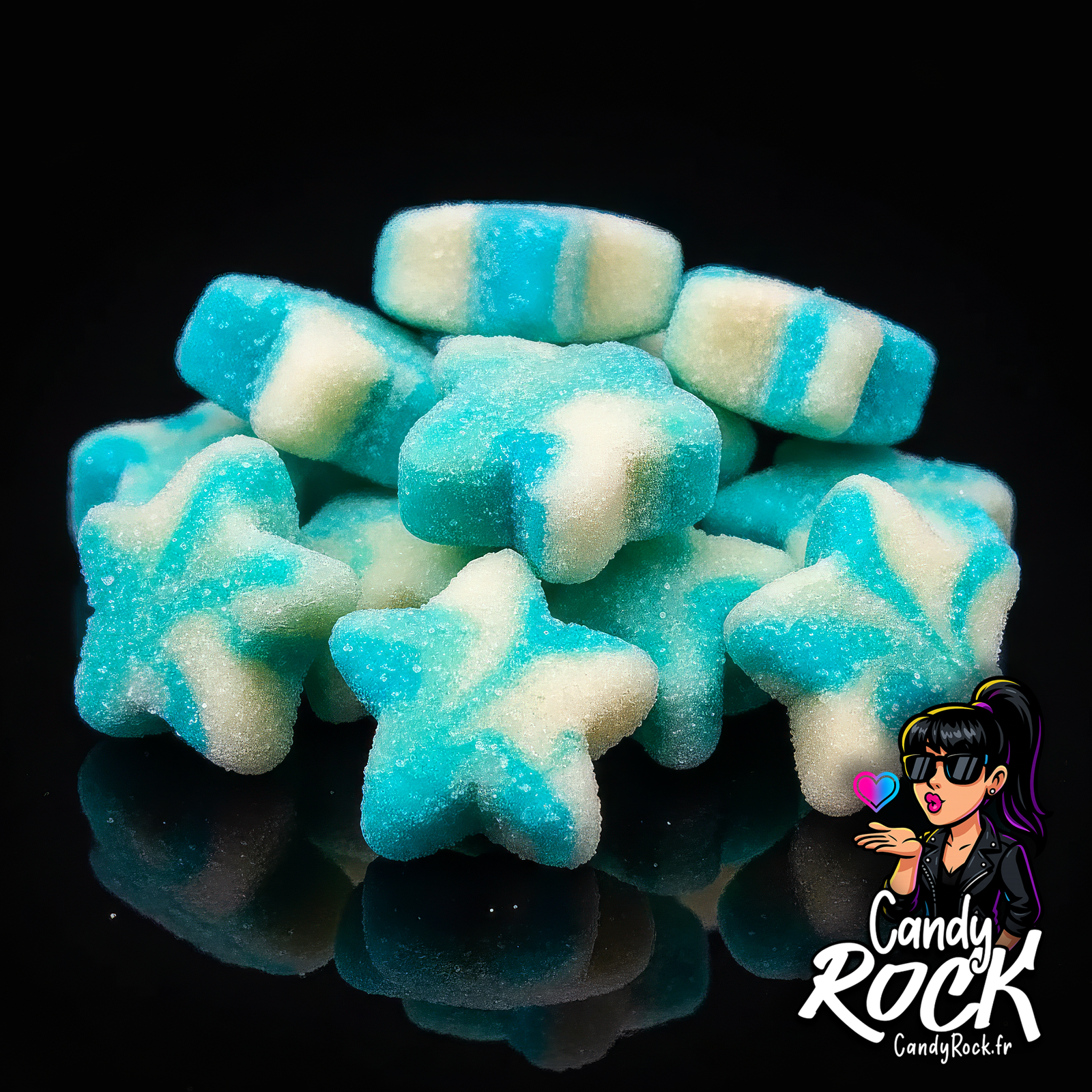 Gros plan sur des bonbons étoiles twist bleu sucrés, révélant leur texture torsadée et leur sucre scintillant, CandyRock.