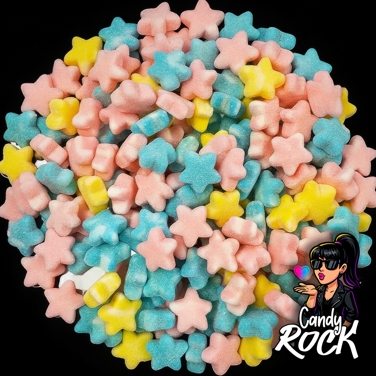 Mélange d’étoiles twist gélifiées bleu rose et jaune, sucrées et moelleuses, vue d’ensemble sur fond noir, CandyRock.