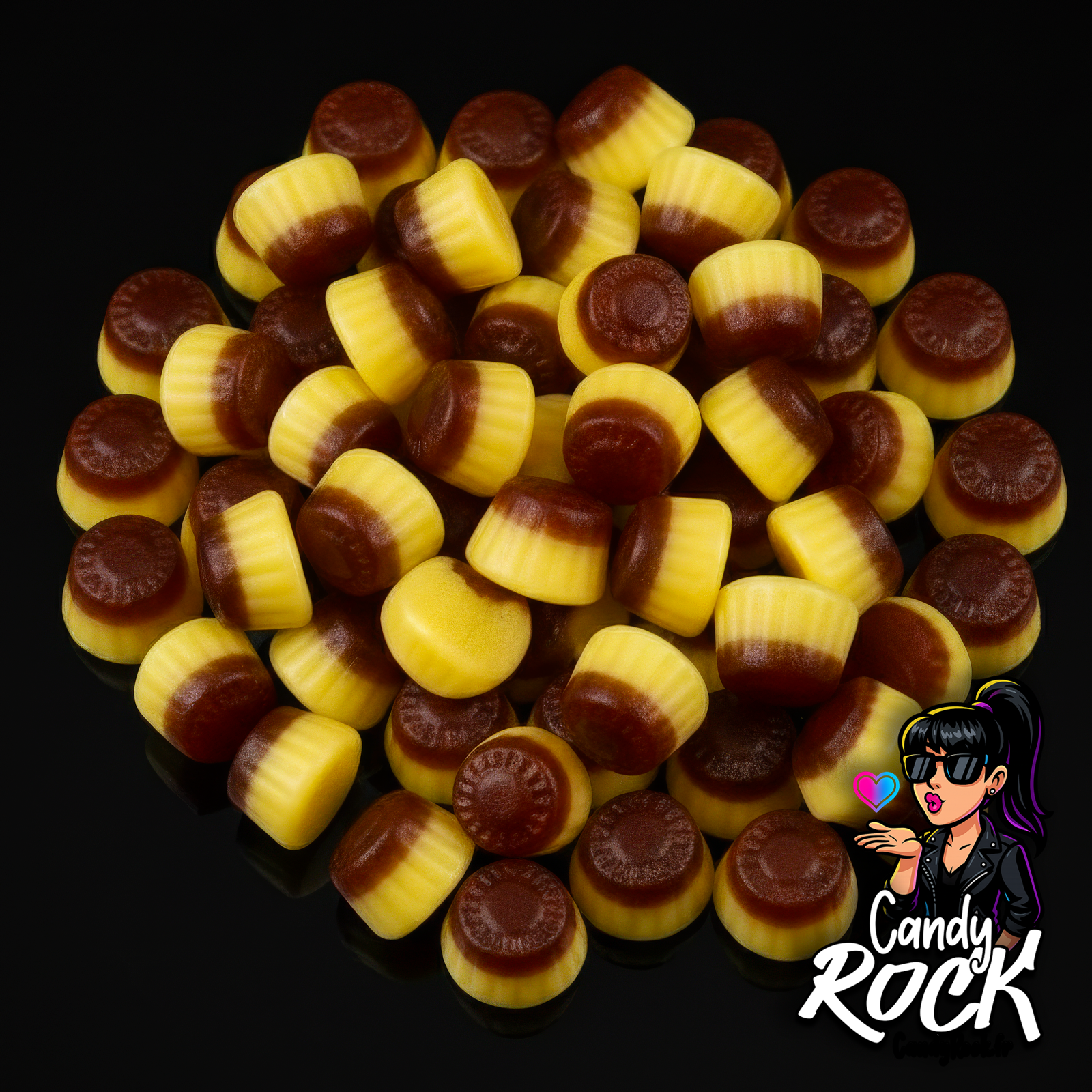 Bonbons Flan Caramel jaunes et bruns, texture lisse et moelleuse, présentés sur fond noir, vue générale CandyRock.