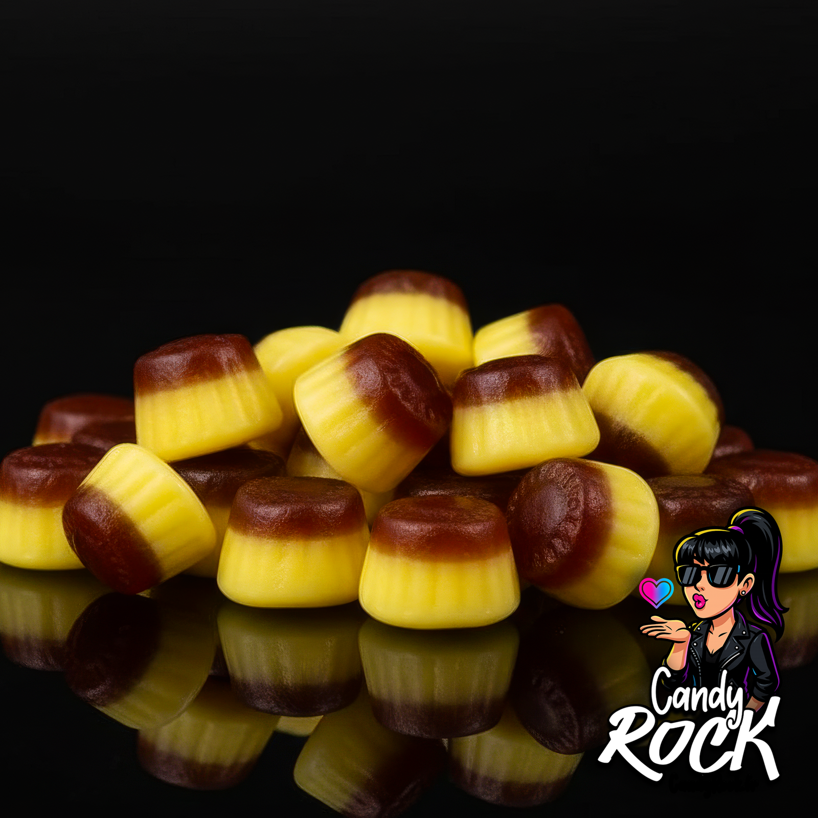 Zoom sur des bonbons Flan Caramel lisses bicolores jaune et brun, détails de la forme en mini moule, CandyRock.