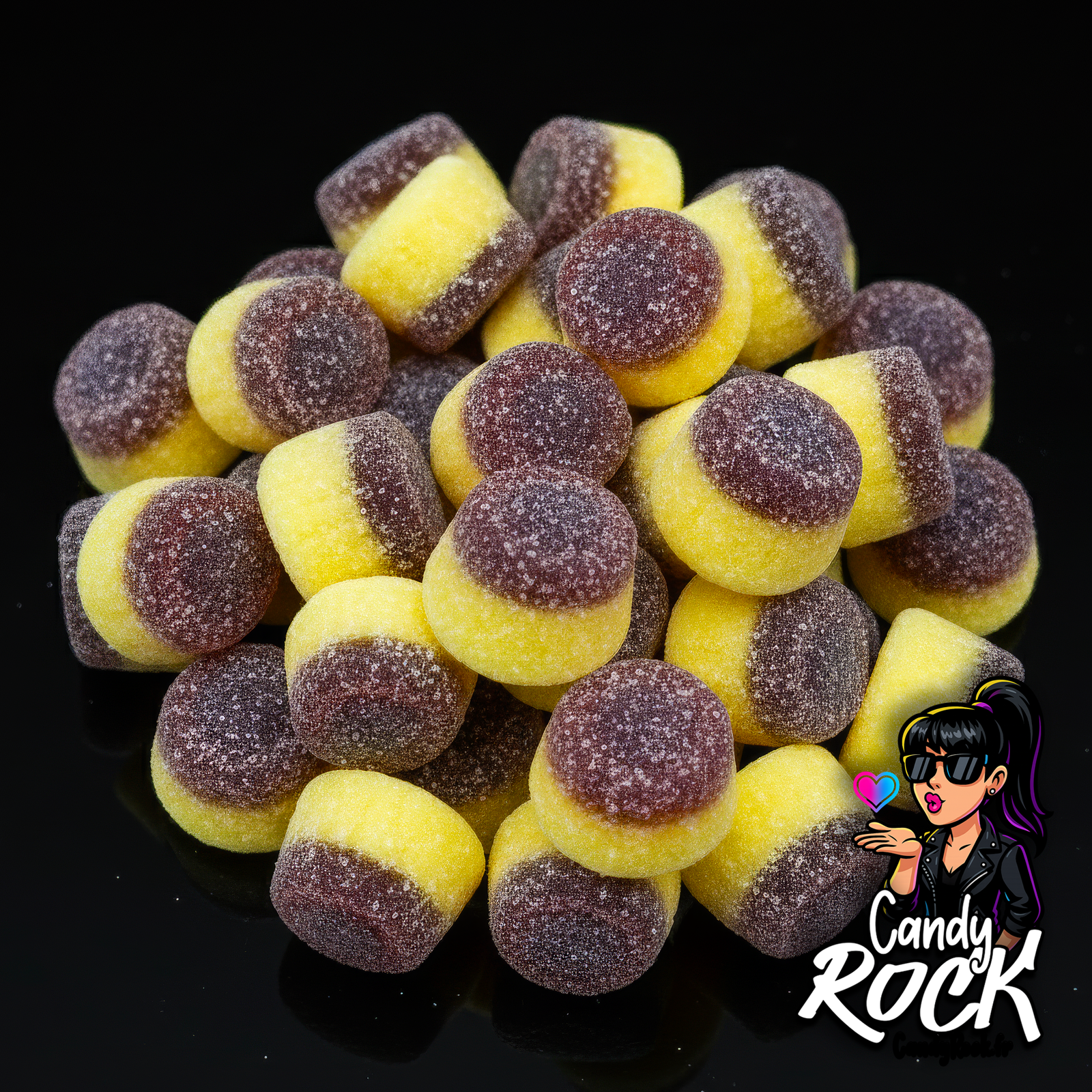 Flans caramel bicolores jaunes et bruns sur fond noir, présentation du vrac acidulé gourmand CandyRock.