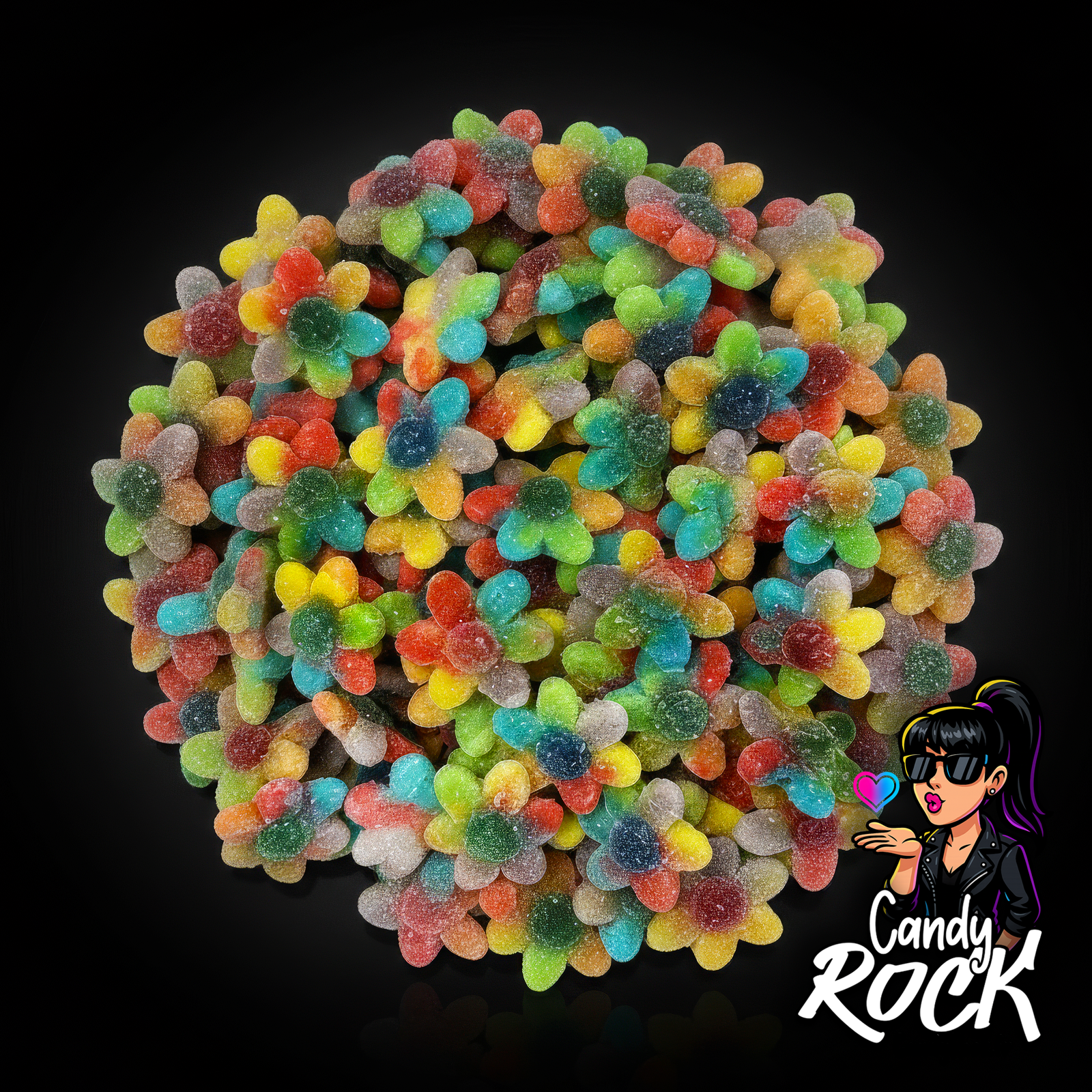 Bonbons en forme de fleurs multicolores acidulées posés sur fond noir, présentation vrac colorée et signature CandyRock.