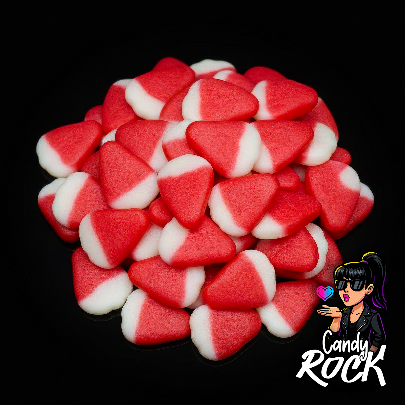 Bonbons fraise crème Dulceplus lisses rouge et blanc en tas sur fond noir, rendu brillant CandyRock.