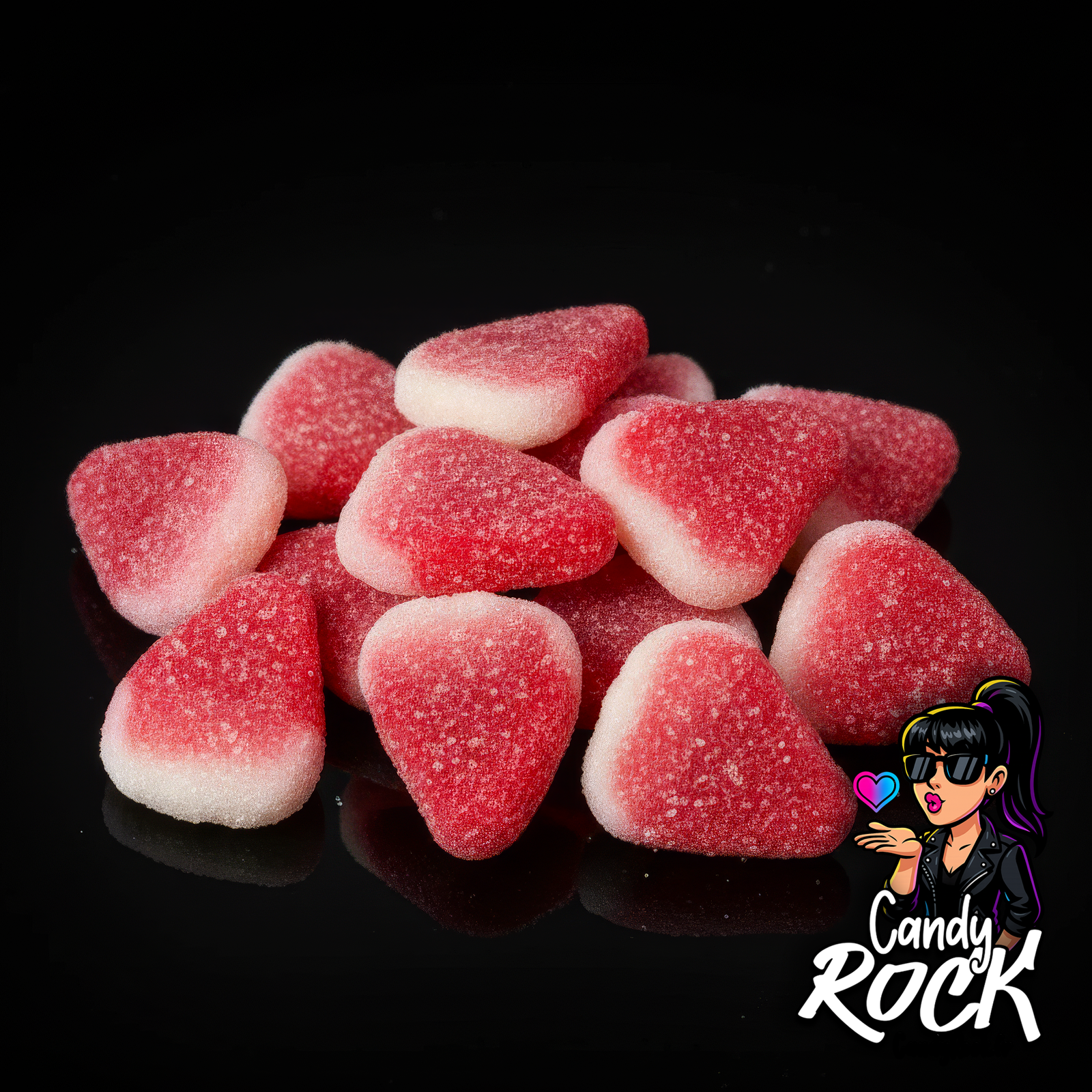 Zoom sur les bonbons cœur fraise et crème sucrés, détails de la texture moelleuse et du sucre, CandyRock.