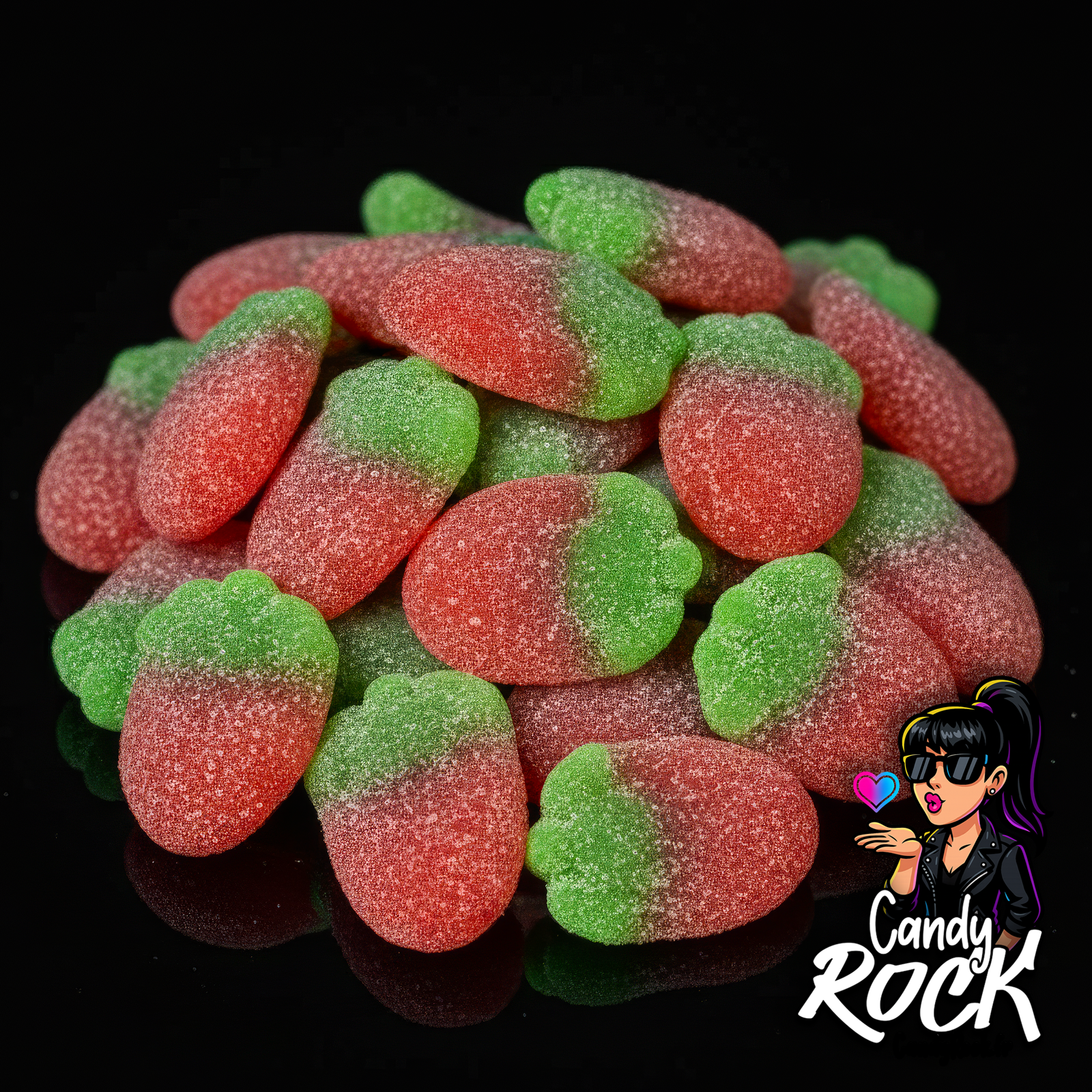 Fraises sauvages Fini rouge et vert enrobées de sucre acidulé, présentées en tas sur fond noir CandyRock.
