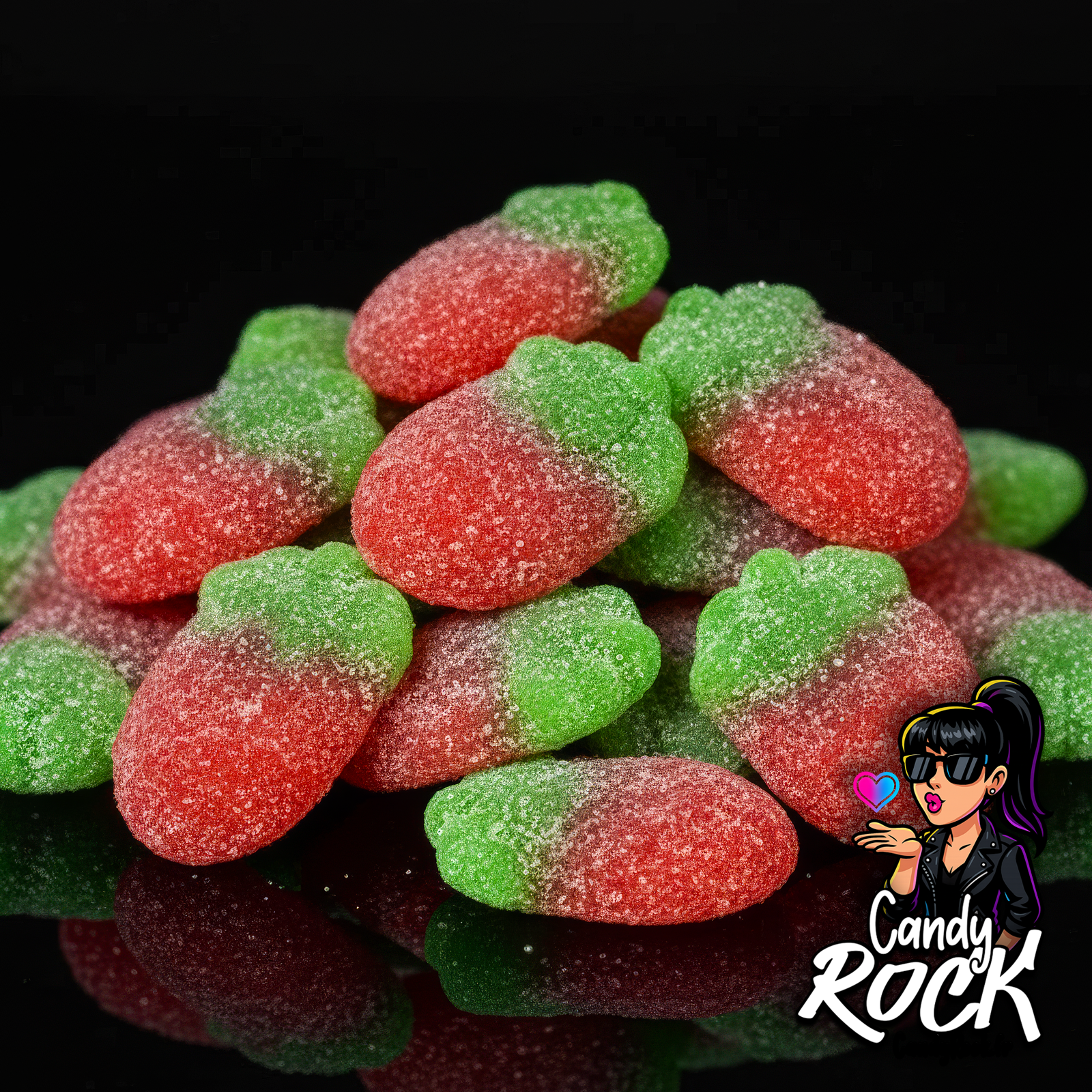Zoom sur des fraises sauvages Fini au sucre pica, texture granuleuse rouge et verte, ambiance CandyRock.