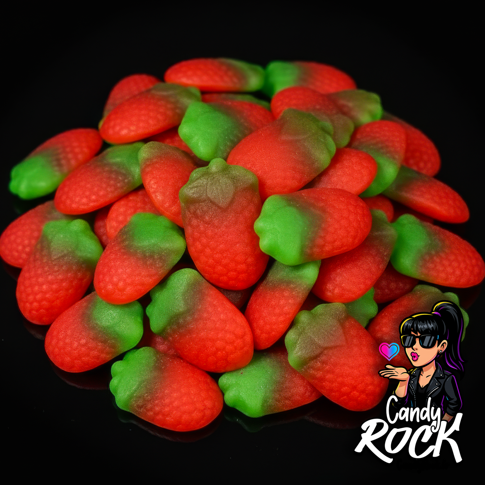 Bonbons fraises sauvages lisses rouge et vert en tas sur fond noir, présentation brillante CandyRock.